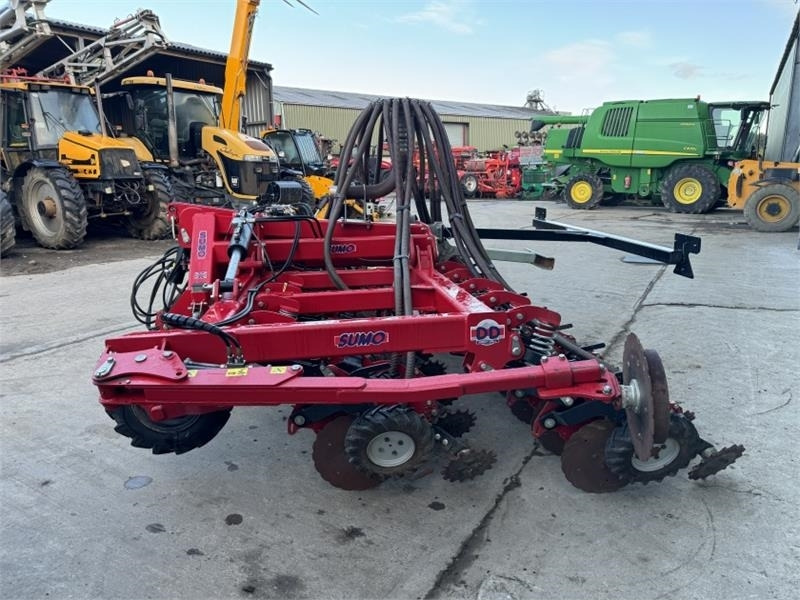 Sumo DD4 Seed Drill c/w Front Tank - Kombinált vetőgép: 3 kép. Sumo DD4 Seed Drill c/w Front Tank - Kombinált vetőgép: 3 kép.