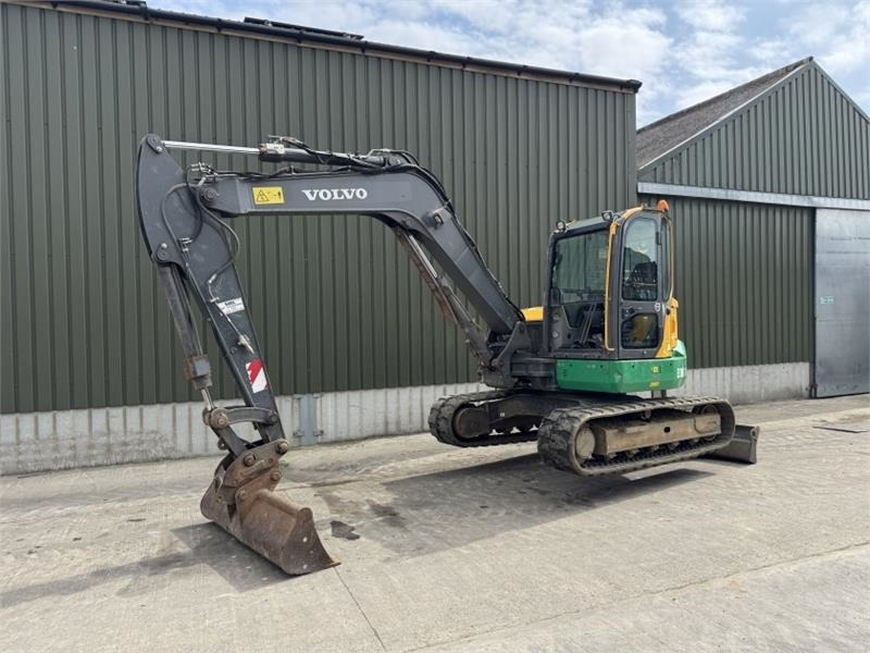 Volvo ECR88D Tracked Digger - Csuklós dömper: 3 kép. Volvo ECR88D Tracked Digger - Csuklós dömper: 3 kép.