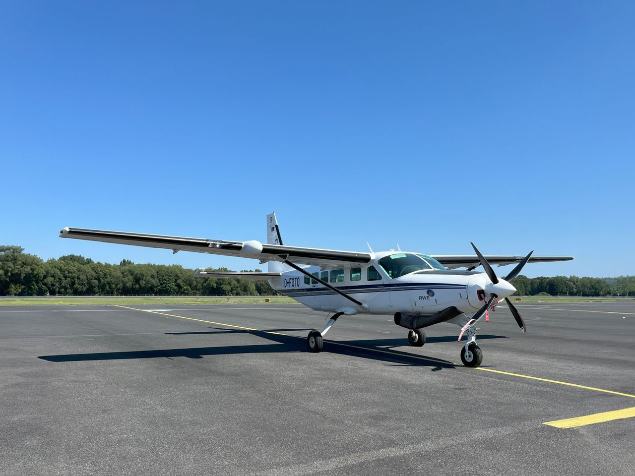 Cessna 208 Caravan I - Repülőtéri jármű: 1 kép. Cessna 208 Caravan I - Repülőtéri jármű: 1 kép.