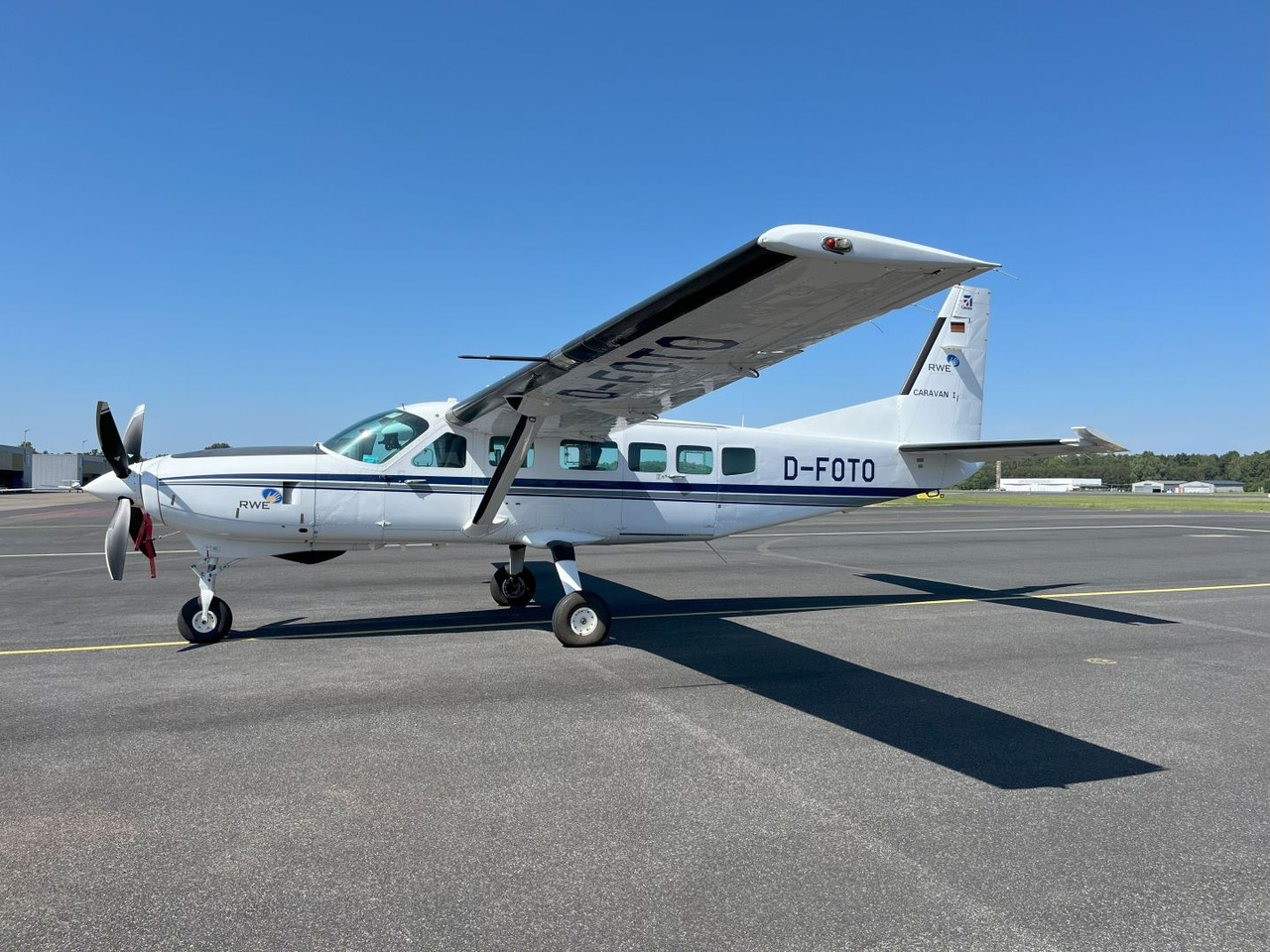 Cessna 208 Caravan I - Repülőtéri jármű: 3 kép. Cessna 208 Caravan I - Repülőtéri jármű: 3 kép.