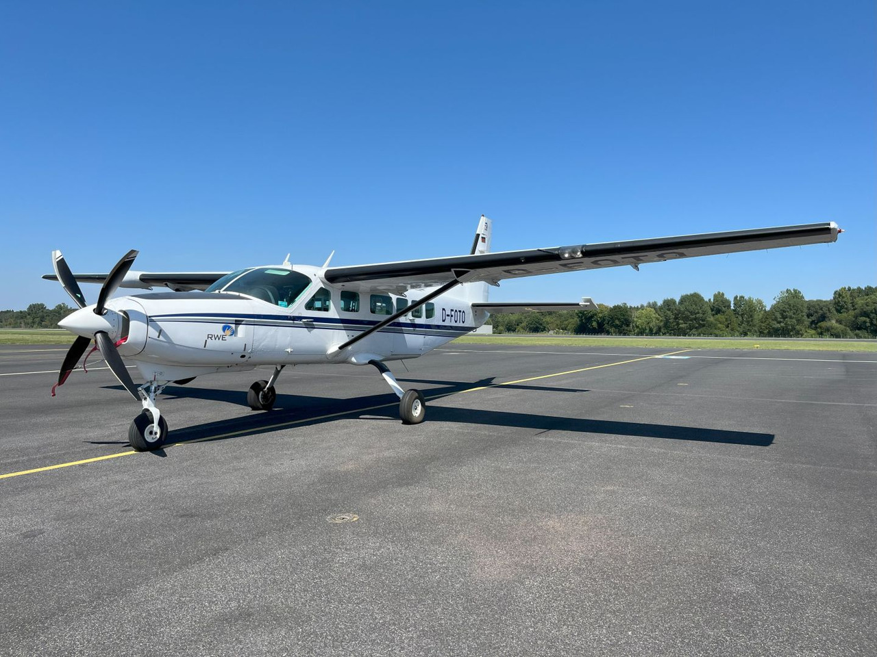 Cessna 208 Caravan I - Repülőtéri jármű: 2 kép. Cessna 208 Caravan I - Repülőtéri jármű: 2 kép.