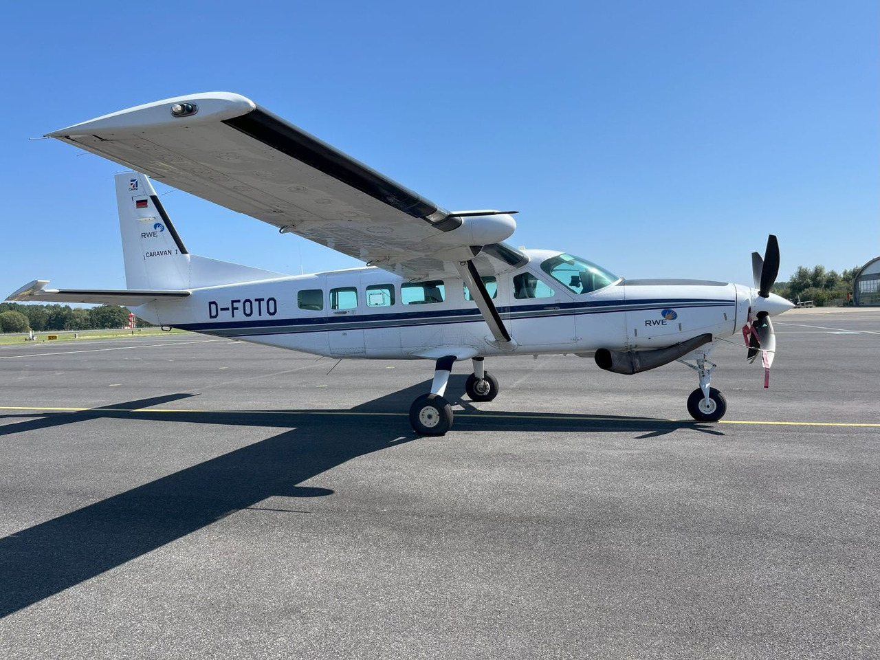 Cessna 208 Caravan I - Repülőtéri jármű: 4 kép. Cessna 208 Caravan I - Repülőtéri jármű: 4 kép.