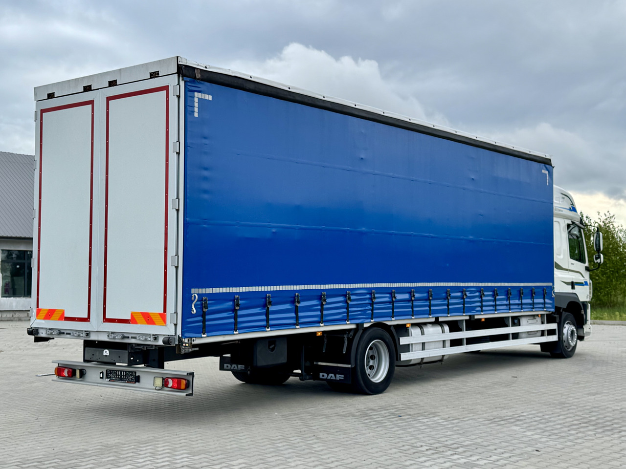 DAF CF 320 / FIRANKA / 24 EUROPALETY / SYPIALKA / AUTOMAT / KLIMA POSTOJOWA / 2017 ROK - Ponyvás teherautó: 3 kép. DAF CF 320 / FIRANKA / 24 EUROPALETY / SYPIALKA / AUTOMAT / KLIMA POSTOJOWA / 2017 ROK - Ponyvás teherautó: 3 kép.