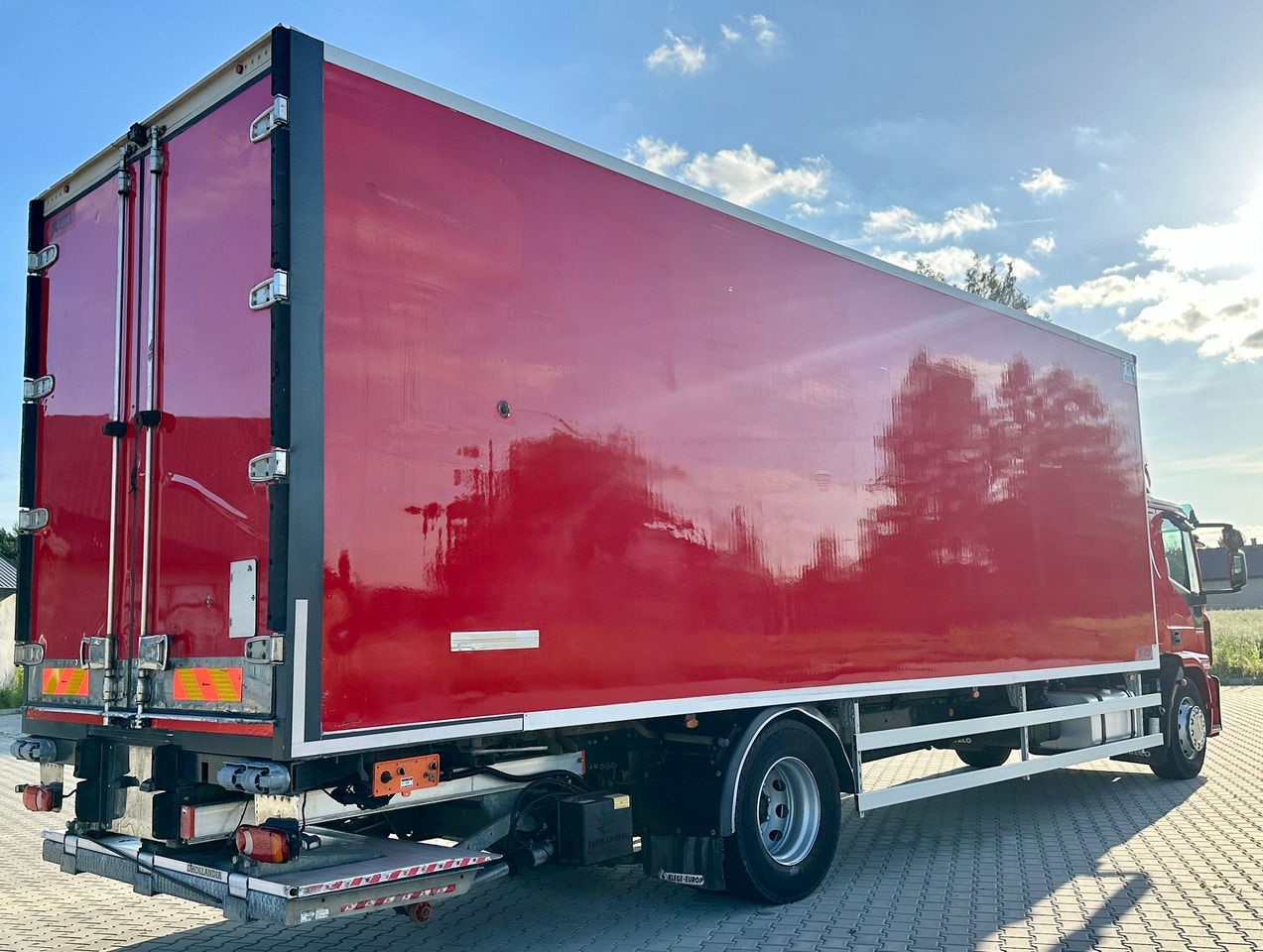 IVECO EUROCARGO 180-320 / CHŁODNIA / WINDA / 21 PALET / 8.5 M DŁUGOŚCI / CARRIER / SYPIALKA / EURO 6 - Hűtős teherautó: 4 kép. IVECO EUROCARGO 180-320 / CHŁODNIA / WINDA / 21 PALET / 8.5 M DŁUGOŚCI / CARRIER / SYPIALKA / EURO 6 - Hűtős teherautó: 4 kép.