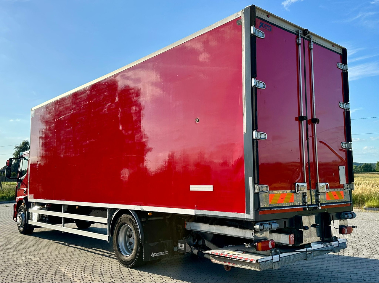 IVECO EUROCARGO 180-320 / CHŁODNIA / WINDA / 21 PALET / 8.5 M DŁUGOŚCI / CARRIER / SYPIALKA / EURO 6 - Hűtős teherautó: 5 kép. IVECO EUROCARGO 180-320 / CHŁODNIA / WINDA / 21 PALET / 8.5 M DŁUGOŚCI / CARRIER / SYPIALKA / EURO 6 - Hűtős teherautó: 5 kép.