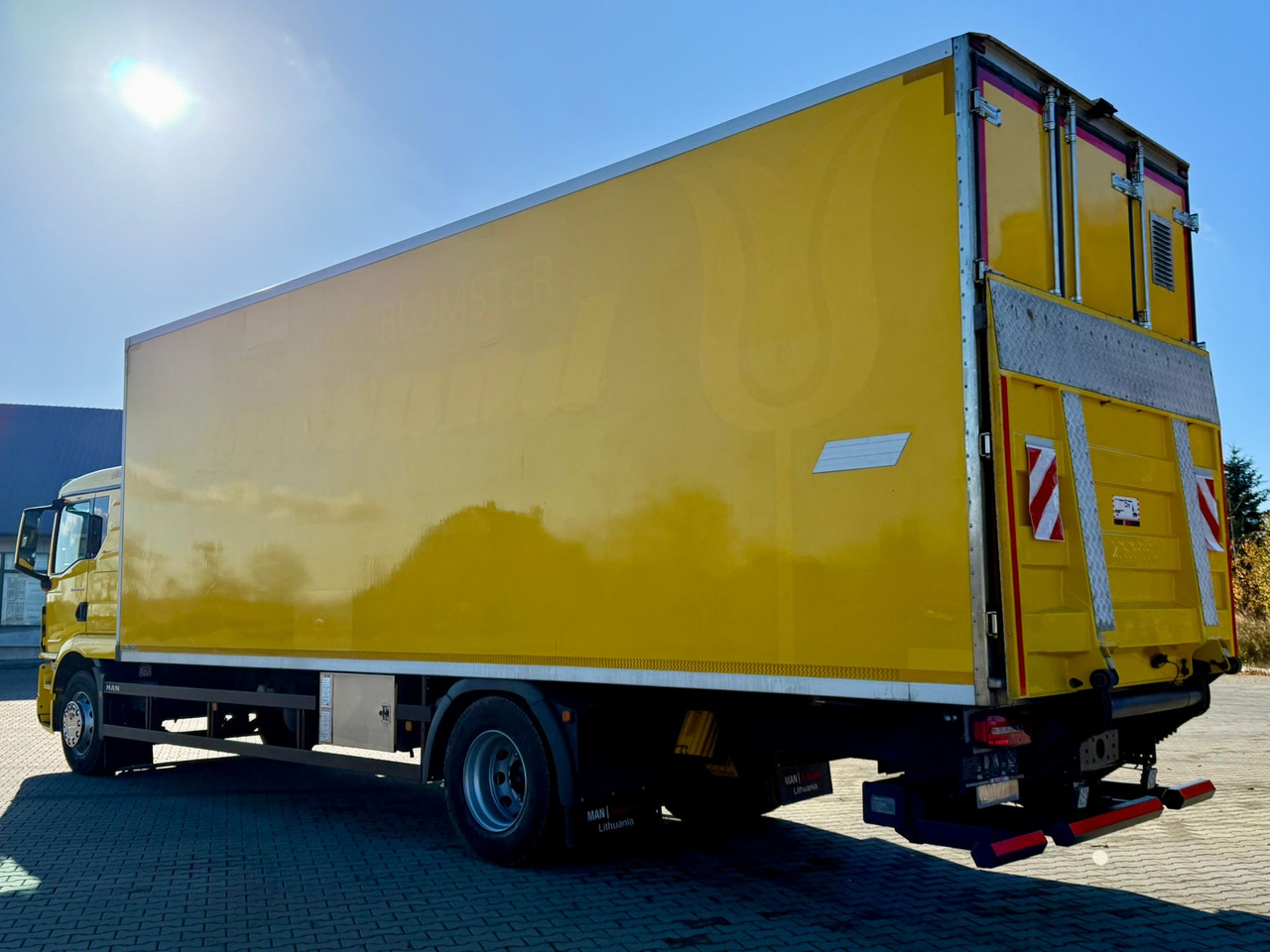 MAN 18.320 / IZOTERMA / GRZANA / WINDA / 20 EUROPALET / AUTOMAT / 170 TYŚ KM / 2021 R / SYPIALKA / CAŁY NA PODUSZKACH / SPROWADZONY / JAK NOWY - Hőszigetelt teherautó: 3 kép. MAN 18.320 / IZOTERMA / GRZANA / WINDA / 20 EUROPALET / AUTOMAT / 170 TYŚ KM / 2021 R / SYPIALKA / CAŁY NA PODUSZKACH / SPROWADZONY / JAK NOWY - Hőszigetelt teherautó: 3 kép.