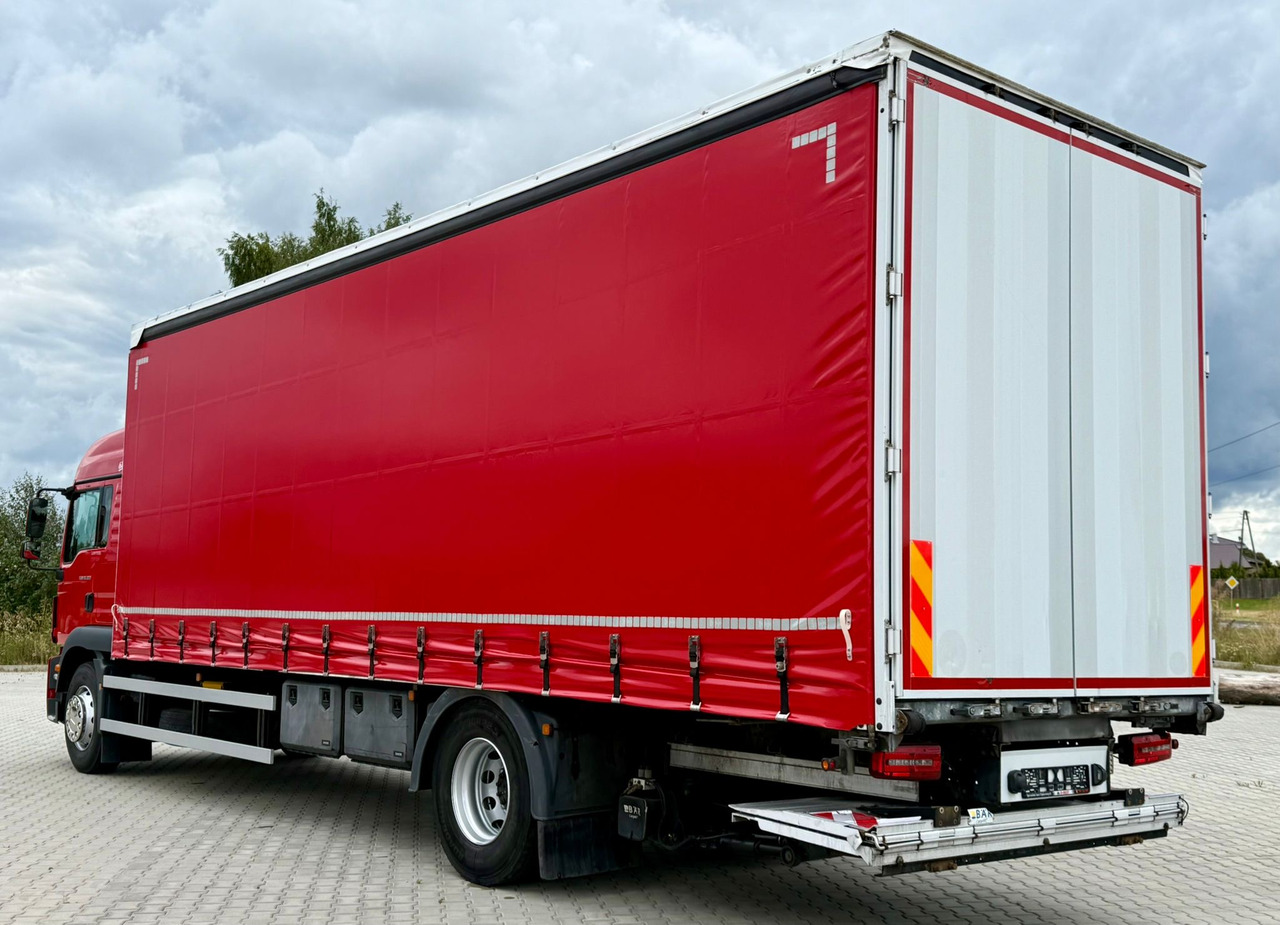 MAN MAN TGM 18.320 ROK PRODUKCJI 2020 NUMER VIN WMAN18ZZ6LY407218 PRZEBIEG 590 TYŚ KM ABS KLIMATYZACJA EL.SZYBY EL.LUSTERKA WIELOFUNKCYJNA KIEROWNICA LODÓWKA KABINA SYPIALNA DWA ŁÓŻKA OGRZEWANIE POSTOJO - Ponyvás teherautó: 5 kép. MAN MAN TGM 18.320 ROK PRODUKCJI 2020 NUMER VIN WMAN18ZZ6LY407218 PRZEBIEG 590 TYŚ KM ABS KLIMATYZACJA EL.SZYBY EL.LUSTERKA WIELOFUNKCYJNA KIEROWNICA LODÓWKA KABINA SYPIALNA DWA ŁÓŻKA OGRZEWANIE POSTOJO - Ponyvás teherautó: 5 kép.