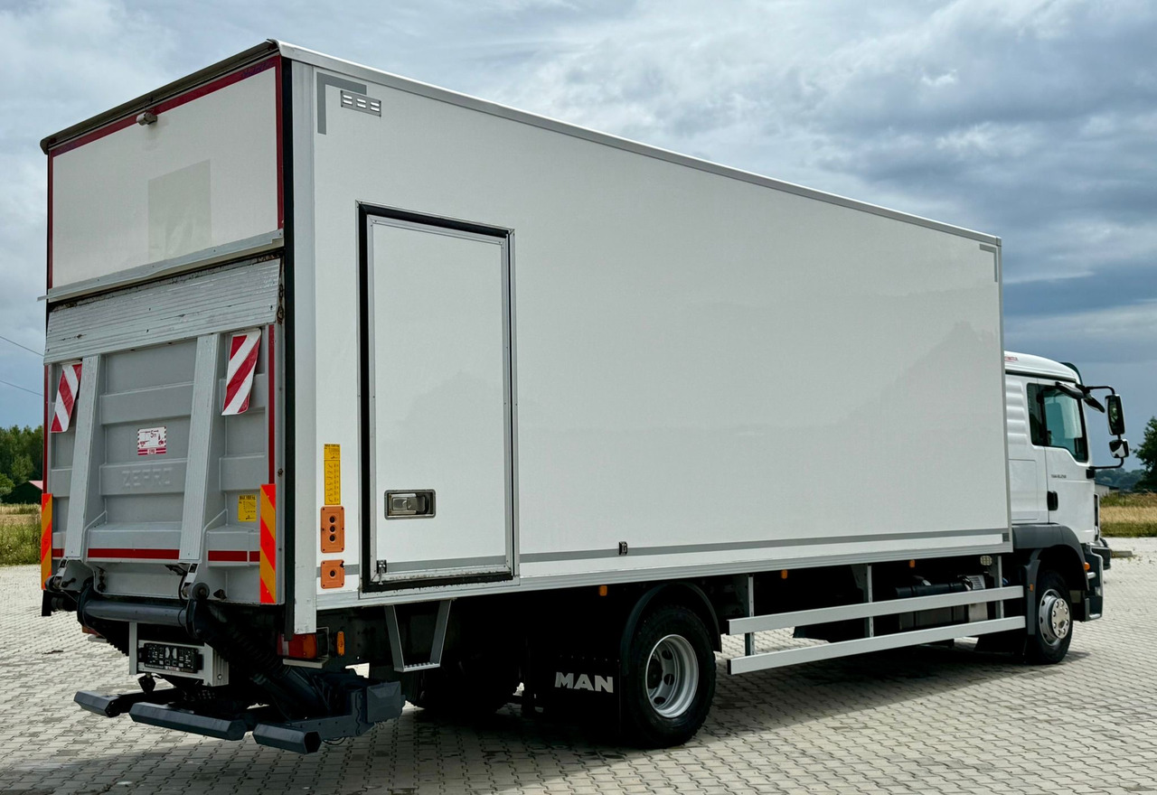 MAN TGM 12.250 / TGL / IZOTERMA / WINDA / 18 EUROPALET / SYPIALKA / 2018 - Hőszigetelt teherautó: 4 kép. MAN TGM 12.250 / TGL / IZOTERMA / WINDA / 18 EUROPALET / SYPIALKA / 2018 - Hőszigetelt teherautó: 4 kép.
