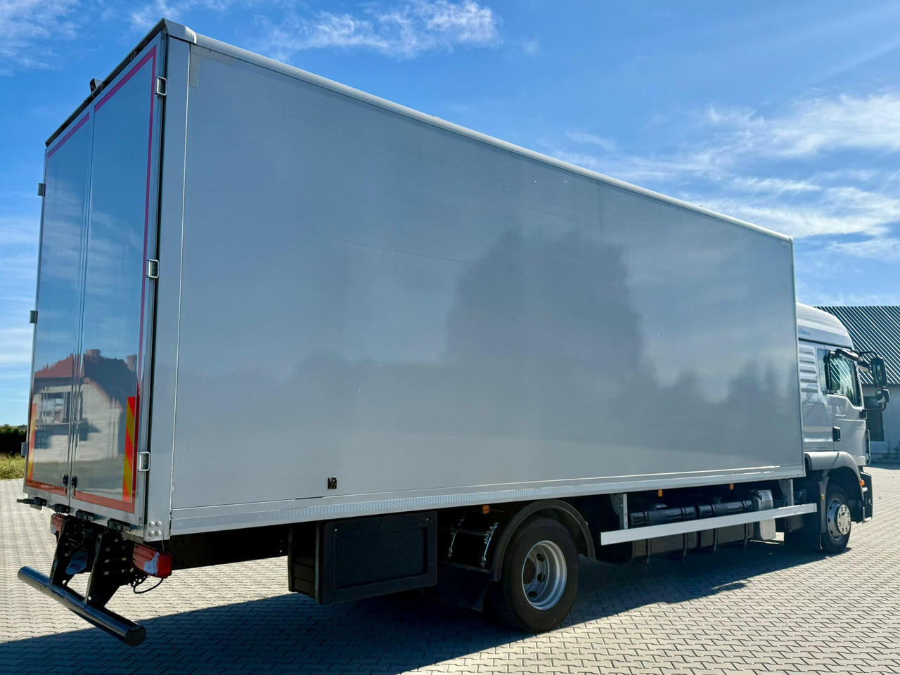 MAN TGM 15.290 / KONTENER / IZOTERMA / AUTOMAT / 7.5 M DŁUGOŚCI / 18 PALET / SYPIALKA / EURO 6 / 2020 ROK / 480 TYS KM / SPROWADZONY - Hőszigetelt teherautó: 3 kép. MAN TGM 15.290 / KONTENER / IZOTERMA / AUTOMAT / 7.5 M DŁUGOŚCI / 18 PALET / SYPIALKA / EURO 6 / 2020 ROK / 480 TYS KM / SPROWADZONY - Hőszigetelt teherautó: 3 kép.