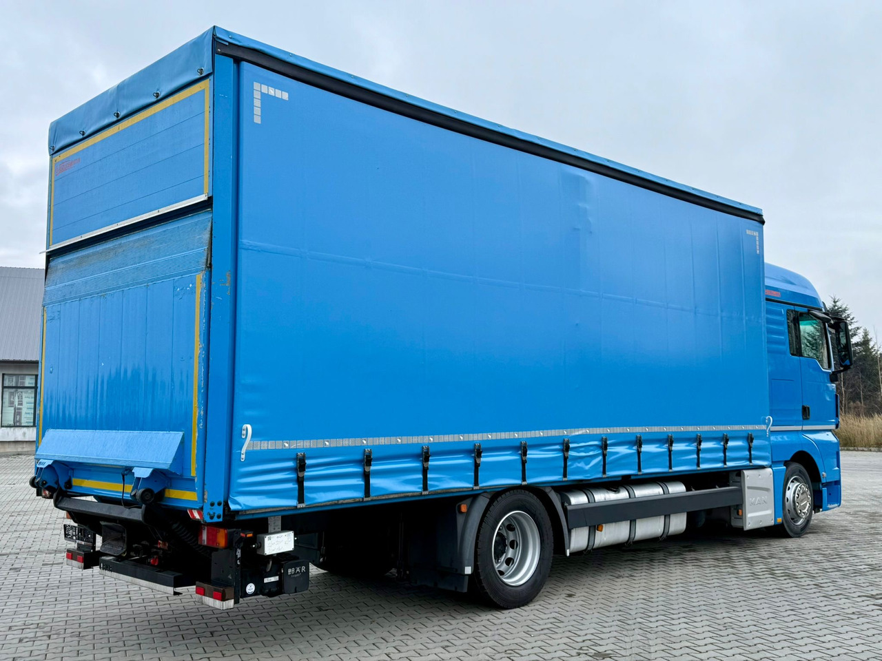 MAN TGX 18.360 / FIRANKA / WINDA / AUTOMAT / NOWE OPONY / EURO 6 / SYPIALKA / SPROWADZONY - Ponyvás teherautó: 5 kép. MAN TGX 18.360 / FIRANKA / WINDA / AUTOMAT / NOWE OPONY / EURO 6 / SYPIALKA / SPROWADZONY - Ponyvás teherautó: 5 kép.