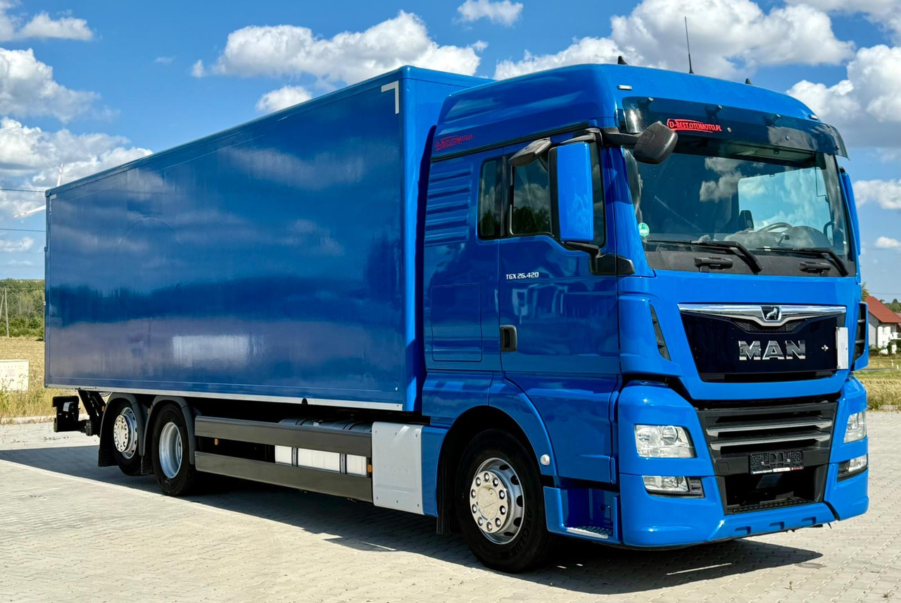 MAN TGX 26.420 / KONTENER / WINDA / 8.5 M DŁUGOŚCI / 21 EUROPALET / 6x2 / 3 OŚ PODNOSZONA I SKRĘTNA / ŁADOWNOŚĆ 14 415 KG / 2018 ROK / Z NIEMIEC - Dobozos felépítményű teherautó: 1 kép. MAN TGX 26.420 / KONTENER / WINDA / 8.5 M DŁUGOŚCI / 21 EUROPALET / 6x2 / 3 OŚ PODNOSZONA I SKRĘTNA / ŁADOWNOŚĆ 14 415 KG / 2018 ROK / Z NIEMIEC - Dobozos felépítményű teherautó: 1 kép.