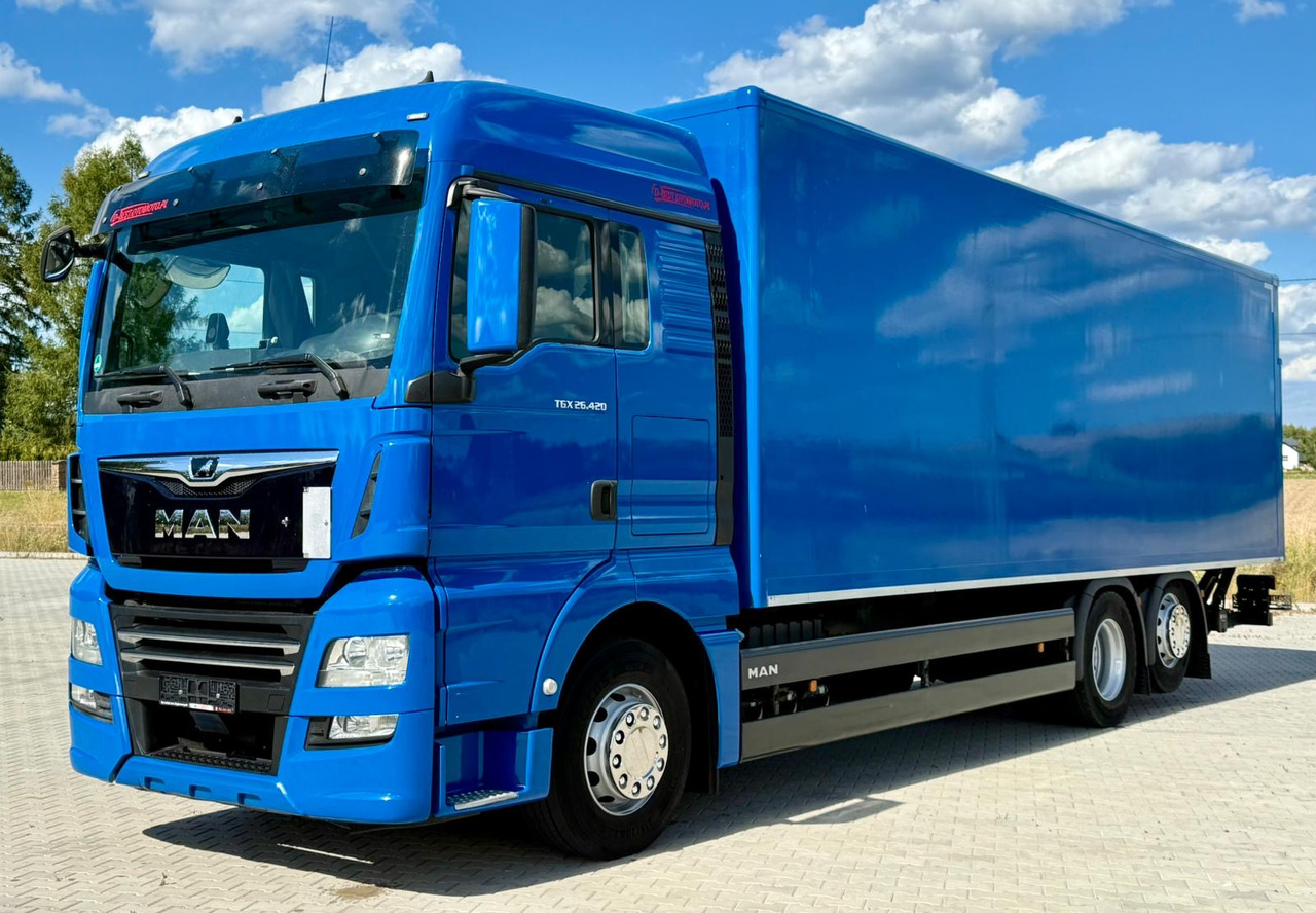 MAN TGX 26.420 / KONTENER / WINDA / 8.5 M DŁUGOŚCI / 21 EUROPALET / 6x2 / 3 OŚ PODNOSZONA I SKRĘTNA / ŁADOWNOŚĆ 14 415 KG / 2018 ROK / Z NIEMIEC - Dobozos felépítményű teherautó: 2 kép. MAN TGX 26.420 / KONTENER / WINDA / 8.5 M DŁUGOŚCI / 21 EUROPALET / 6x2 / 3 OŚ PODNOSZONA I SKRĘTNA / ŁADOWNOŚĆ 14 415 KG / 2018 ROK / Z NIEMIEC - Dobozos felépítményű teherautó: 2 kép.