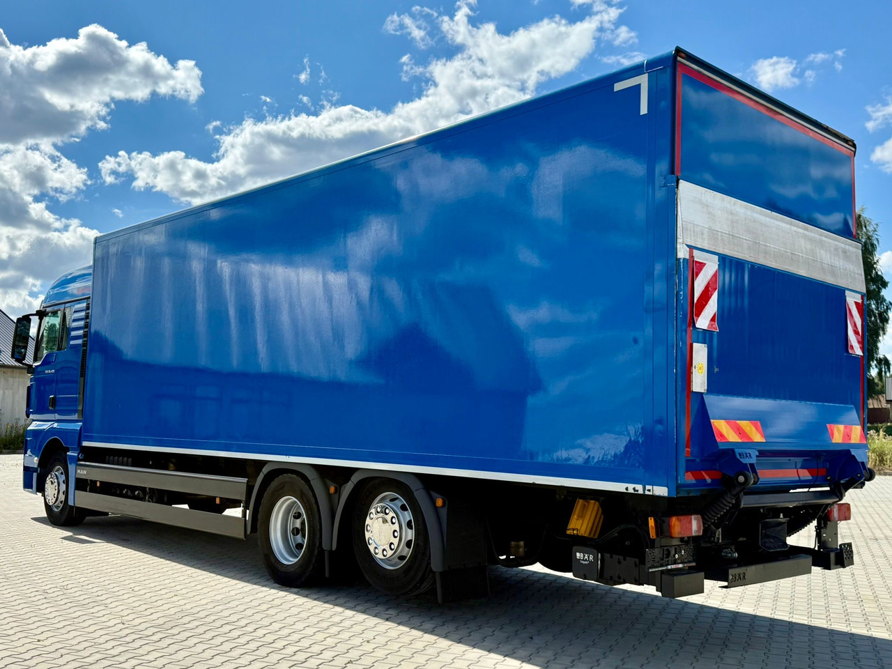 MAN TGX 26.420 / KONTENER / WINDA / 8.5 M DŁUGOŚCI / 21 EUROPALET / 6x2 / 3 OŚ PODNOSZONA I SKRĘTNA / ŁADOWNOŚĆ 14 415 KG / 2018 ROK / Z NIEMIEC - Dobozos felépítményű teherautó: 5 kép. MAN TGX 26.420 / KONTENER / WINDA / 8.5 M DŁUGOŚCI / 21 EUROPALET / 6x2 / 3 OŚ PODNOSZONA I SKRĘTNA / ŁADOWNOŚĆ 14 415 KG / 2018 ROK / Z NIEMIEC - Dobozos felépítményű teherautó: 5 kép.