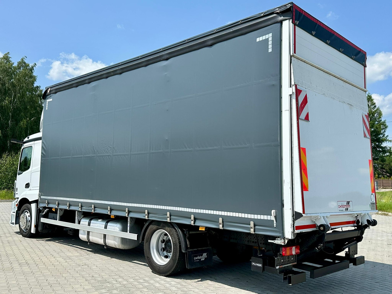 MERCEDES-BENZ ACTROS 1833 / FIRANKA / WINDA / 18 PALET / AUTOMAT / 310 TYS KM / DUŻY SILNIK / 2020 ROK / SYPIALKA - Ponyvás teherautó: 4 kép. MERCEDES-BENZ ACTROS 1833 / FIRANKA / WINDA / 18 PALET / AUTOMAT / 310 TYS KM / DUŻY SILNIK / 2020 ROK / SYPIALKA - Ponyvás teherautó: 4 kép.