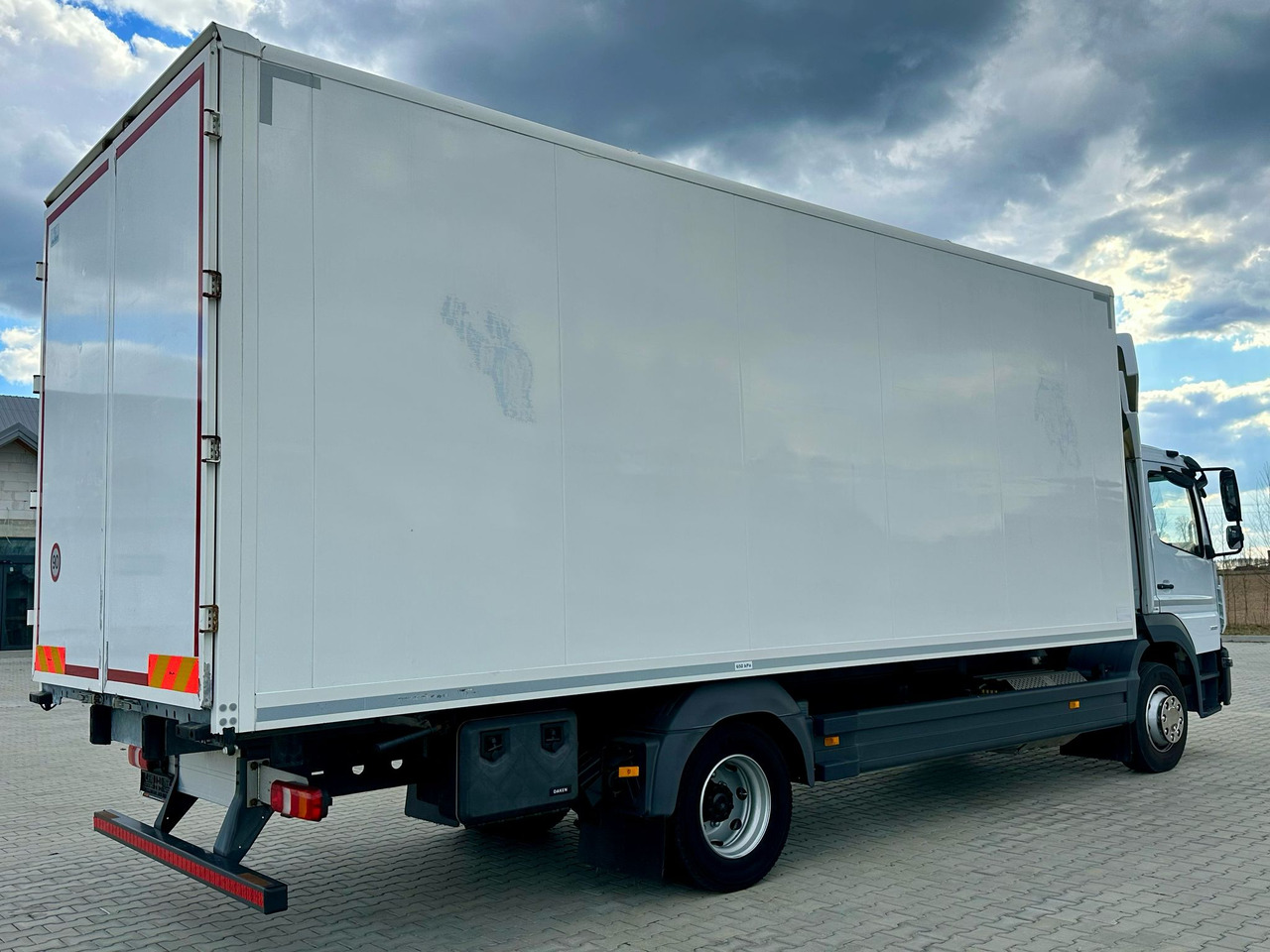 MERCEDES-BENZ ATEGO / 1221 / IZOTERMA / KONTENER / AUTOMAT / 230 TYS KM / 17 EUROPALET / 6.8 M DŁUGOŚCI / 2019 ROK - Hőszigetelt teherautó: 4 kép. MERCEDES-BENZ ATEGO / 1221 / IZOTERMA / KONTENER / AUTOMAT / 230 TYS KM / 17 EUROPALET / 6.8 M DŁUGOŚCI / 2019 ROK - Hőszigetelt teherautó: 4 kép.