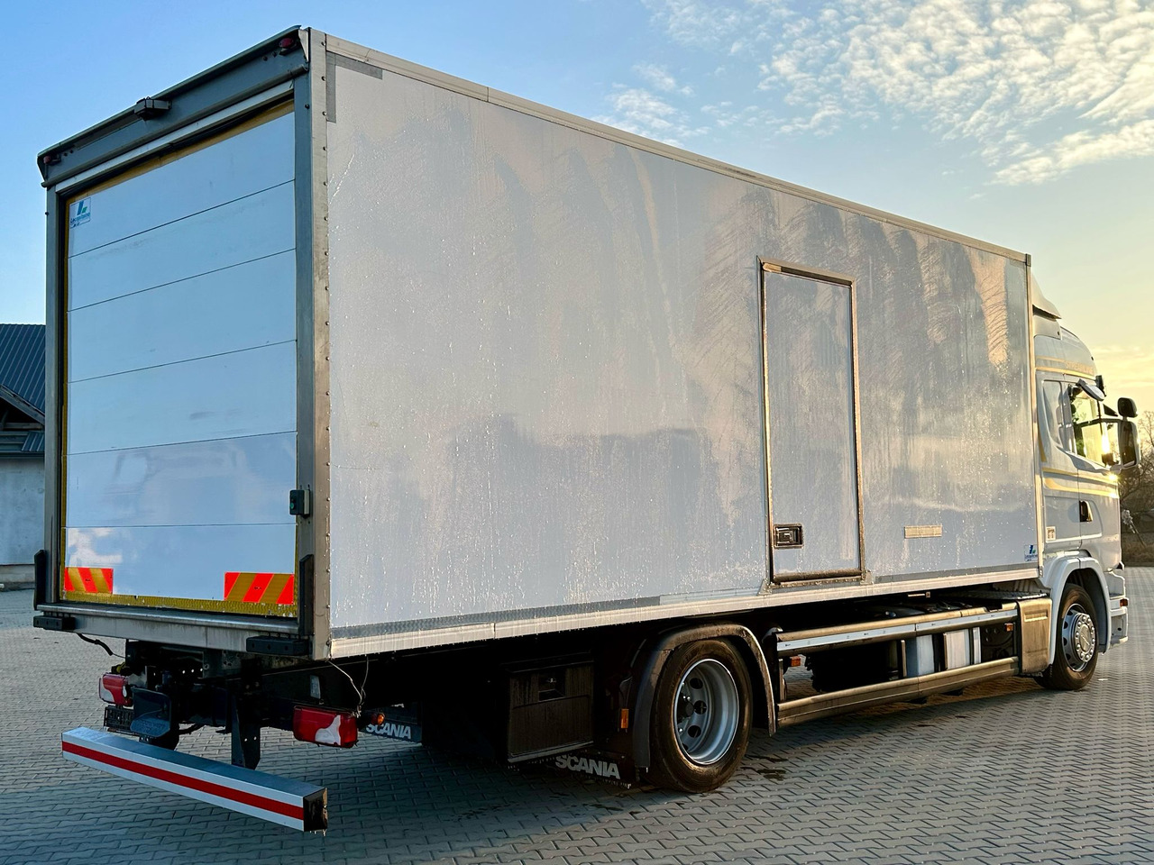SCANIA G360 / IZOTERMA / 6.8 M DŁUGOŚCI / AUTOMAT / CAŁA NA PODUSZKACH / KLIMA POSTOJOWA / ELEKTRYCZNA ROLETA TYŁ / SYPIALKA - Hőszigetelt teherautó: 3 kép. SCANIA G360 / IZOTERMA / 6.8 M DŁUGOŚCI / AUTOMAT / CAŁA NA PODUSZKACH / KLIMA POSTOJOWA / ELEKTRYCZNA ROLETA TYŁ / SYPIALKA - Hőszigetelt teherautó: 3 kép.