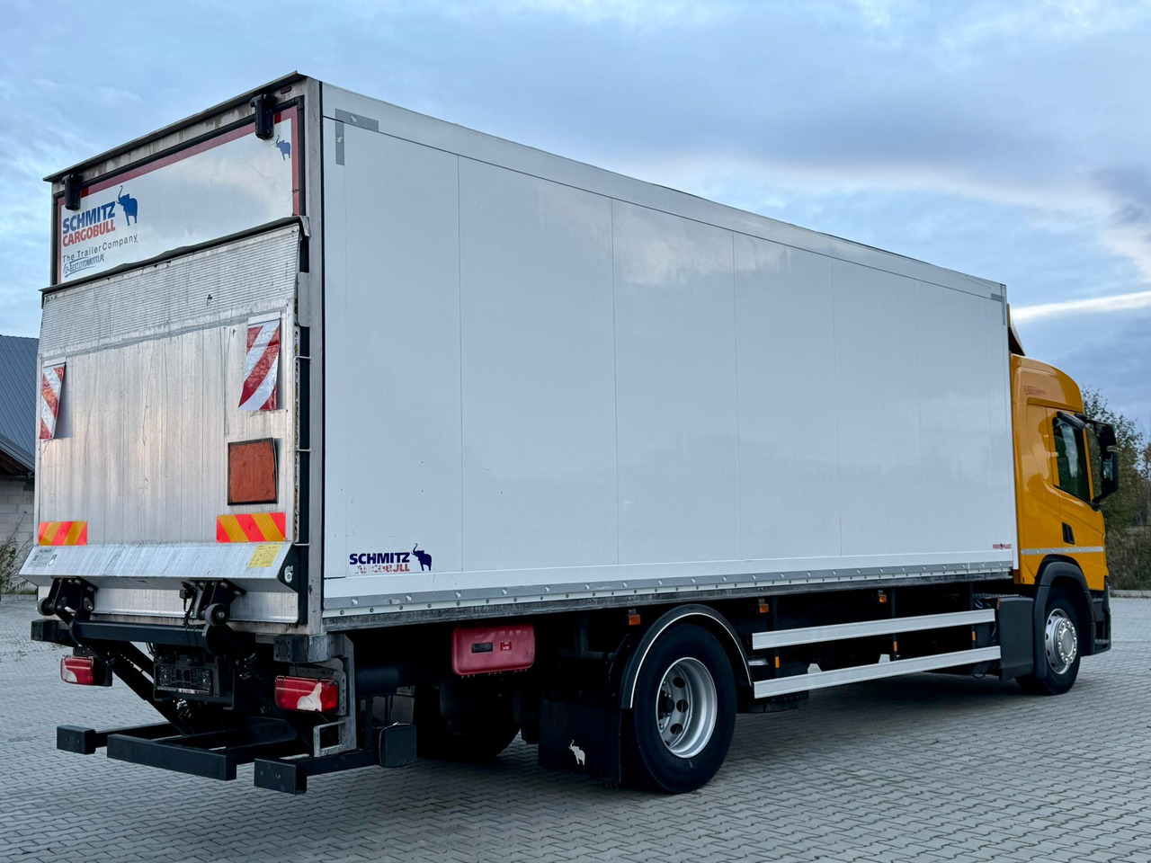 SCANIA P220 / IZOTERMA / WINDA / SCHMITZ / 18 PALET / SILNIK 6 / SYPIALKA / 2019 ROK / NISKI PRZEBIEG - Hőszigetelt teherautó: 4 kép. SCANIA P220 / IZOTERMA / WINDA / SCHMITZ / 18 PALET / SILNIK 6 / SYPIALKA / 2019 ROK / NISKI PRZEBIEG - Hőszigetelt teherautó: 4 kép.