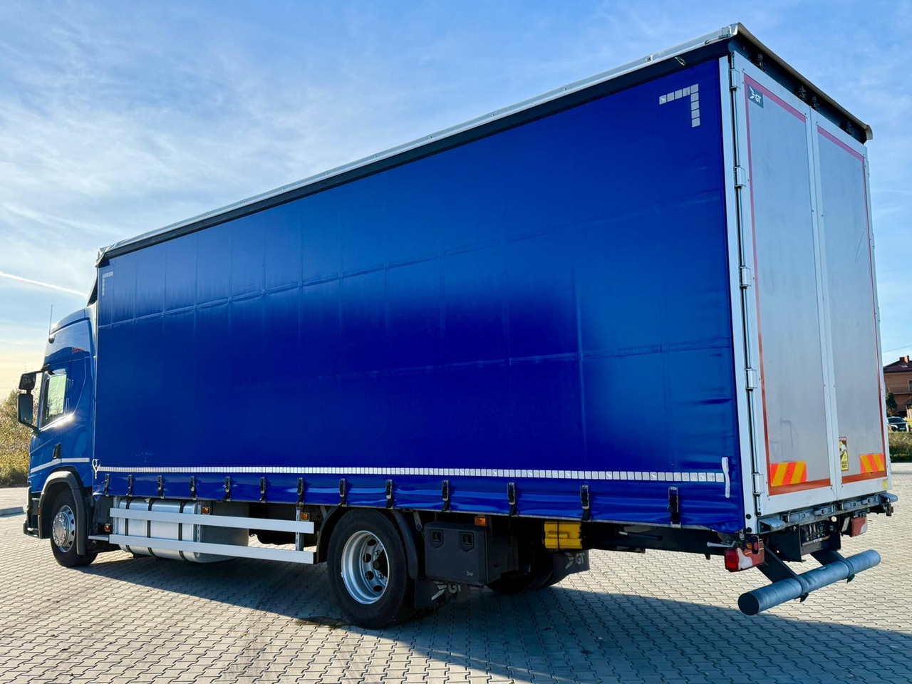 SCANIA P280 / FIRANKA / 20 EUROPALET / SYPIALKA / SILNIK 6 / AUTOMAT - Ponyvás teherautó: 3 kép. SCANIA P280 / FIRANKA / 20 EUROPALET / SYPIALKA / SILNIK 6 / AUTOMAT - Ponyvás teherautó: 3 kép.