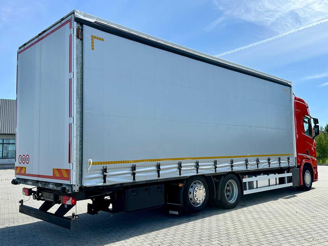 SCANIA R410 / FIRANKA / 21 EUROPALET / 8.5 M DŁUGOŚCI / 6x2 / PODWIESZA - Ponyvás teherautó: 4 kép. SCANIA R410 / FIRANKA / 21 EUROPALET / 8.5 M DŁUGOŚCI / 6x2 / PODWIESZA - Ponyvás teherautó: 4 kép.