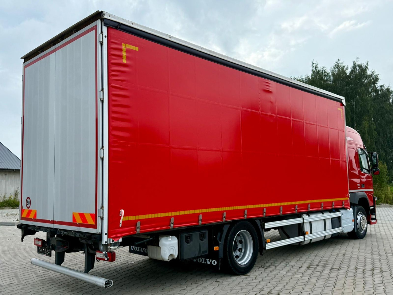 VOLVO FM 410 / FIRANKA / 18 EUROPALET / AUTOMAT / SYPIALKA / SPROWADZONE / 2017 ROK - Ponyvás teherautó: 4 kép. VOLVO FM 410 / FIRANKA / 18 EUROPALET / AUTOMAT / SYPIALKA / SPROWADZONE / 2017 ROK - Ponyvás teherautó: 4 kép.