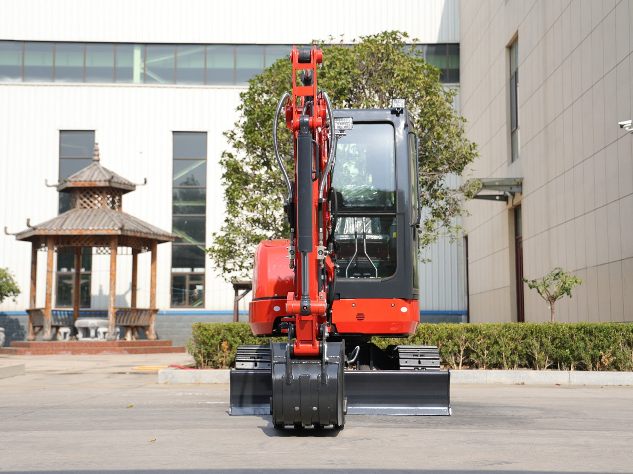KUBOTA Diesel Mini excavator 3.5 Ton - Müller Machinery MB 35 Plus - VKSH - Minikotró: 2 kép. KUBOTA Diesel Mini excavator 3.5 Ton - Müller Machinery MB 35 Plus - VKSH - Minikotró: 2 kép.