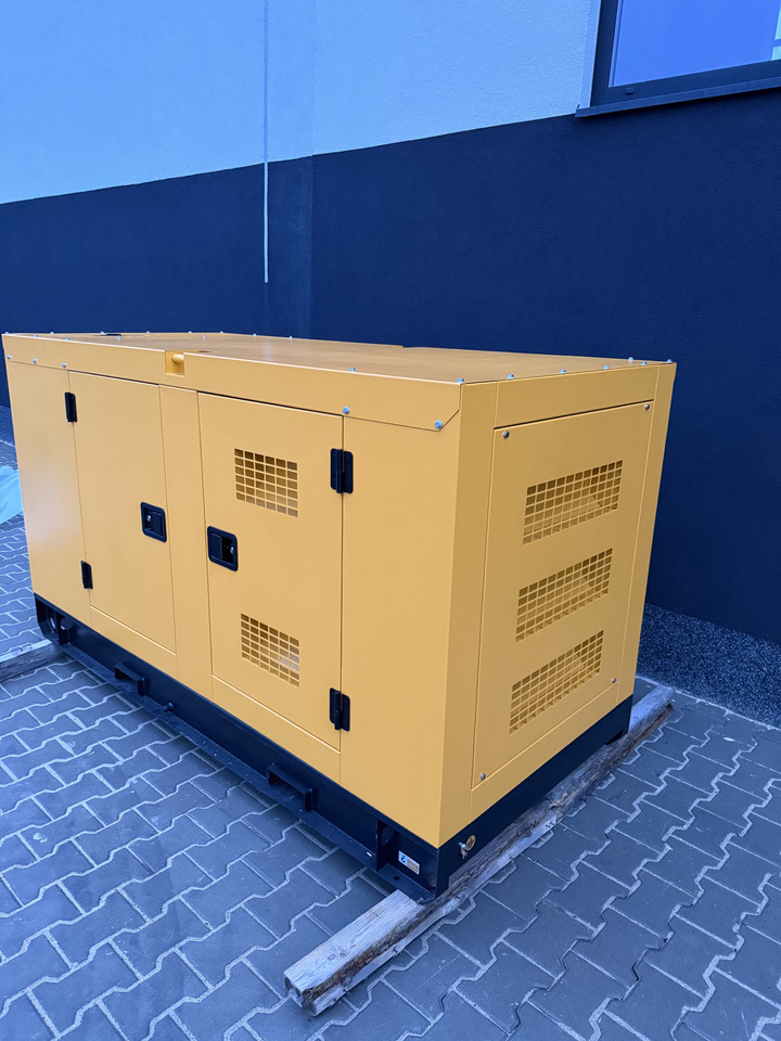 PERKINS 100 kVA / 80 kW - Áramfejlesztő: 3 kép. PERKINS 100 kVA / 80 kW - Áramfejlesztő: 3 kép.