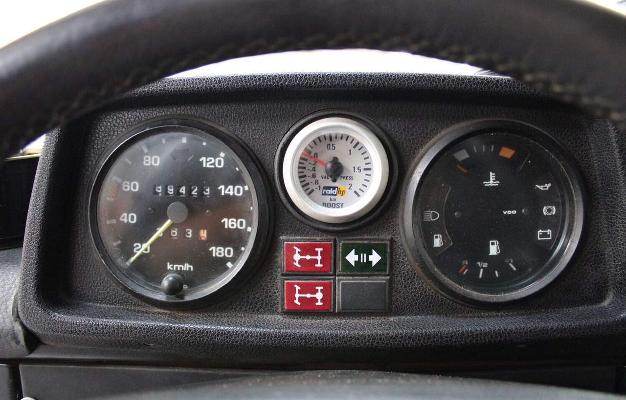 Autó Mercedes-Benz G 300: 13 kép.