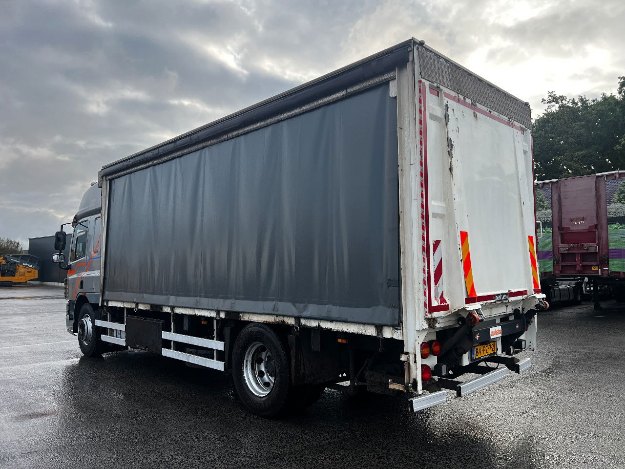 DAF CF 75.250 SC, Euro 5 - Ponyvás teherautó: 4 kép. DAF CF 75.250 SC, Euro 5 - Ponyvás teherautó: 4 kép.
