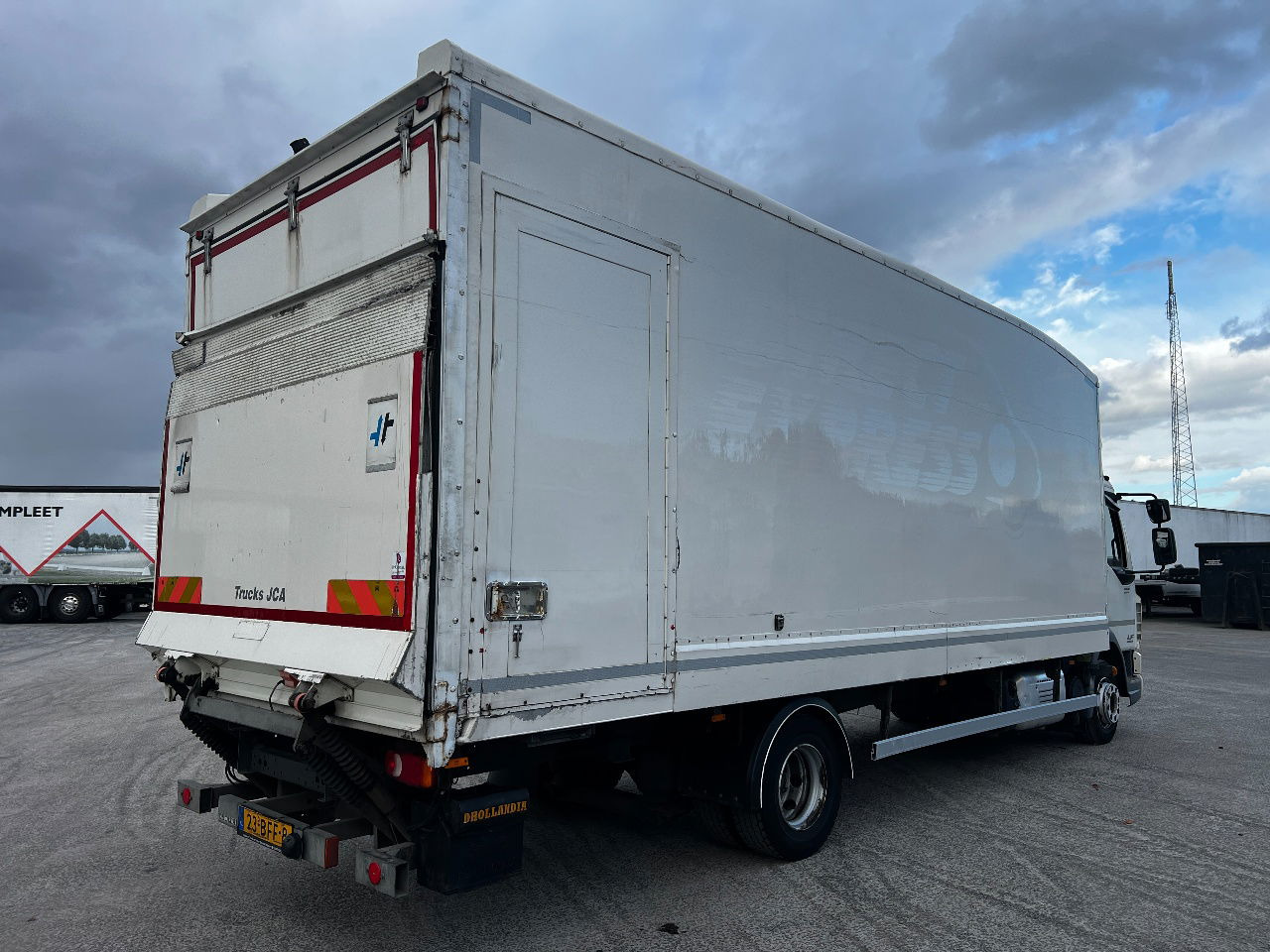 DAF LF 210 Euro 6, 12Ton - Dobozos felépítményű teherautó: 3 kép. DAF LF 210 Euro 6, 12Ton - Dobozos felépítményű teherautó: 3 kép.