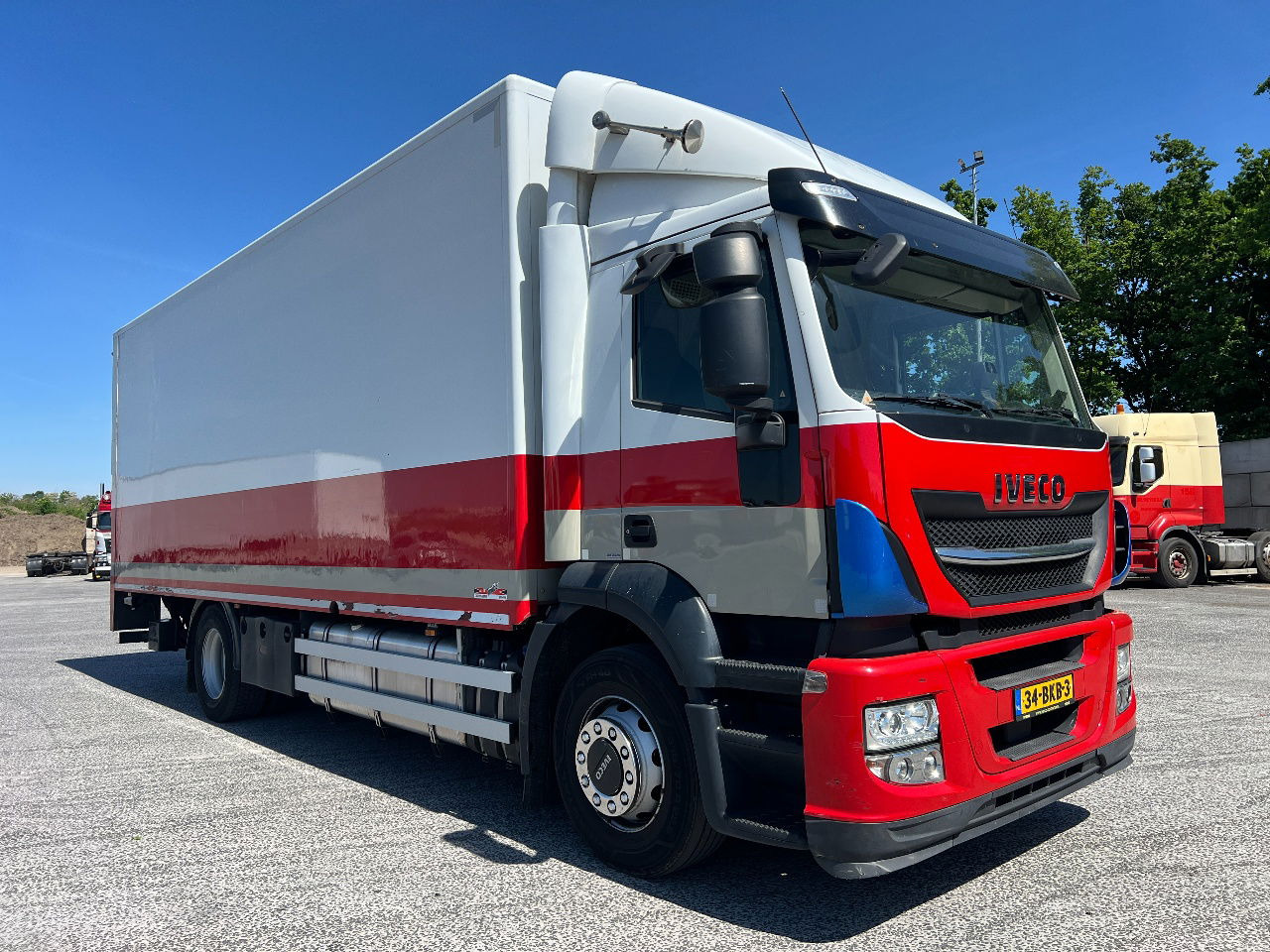 Iveco Stralis 310 AD, 19Ton, Euro 6 - Dobozos felépítményű teherautó: 2 kép. Iveco Stralis 310 AD, 19Ton, Euro 6 - Dobozos felépítményű teherautó: 2 kép.
