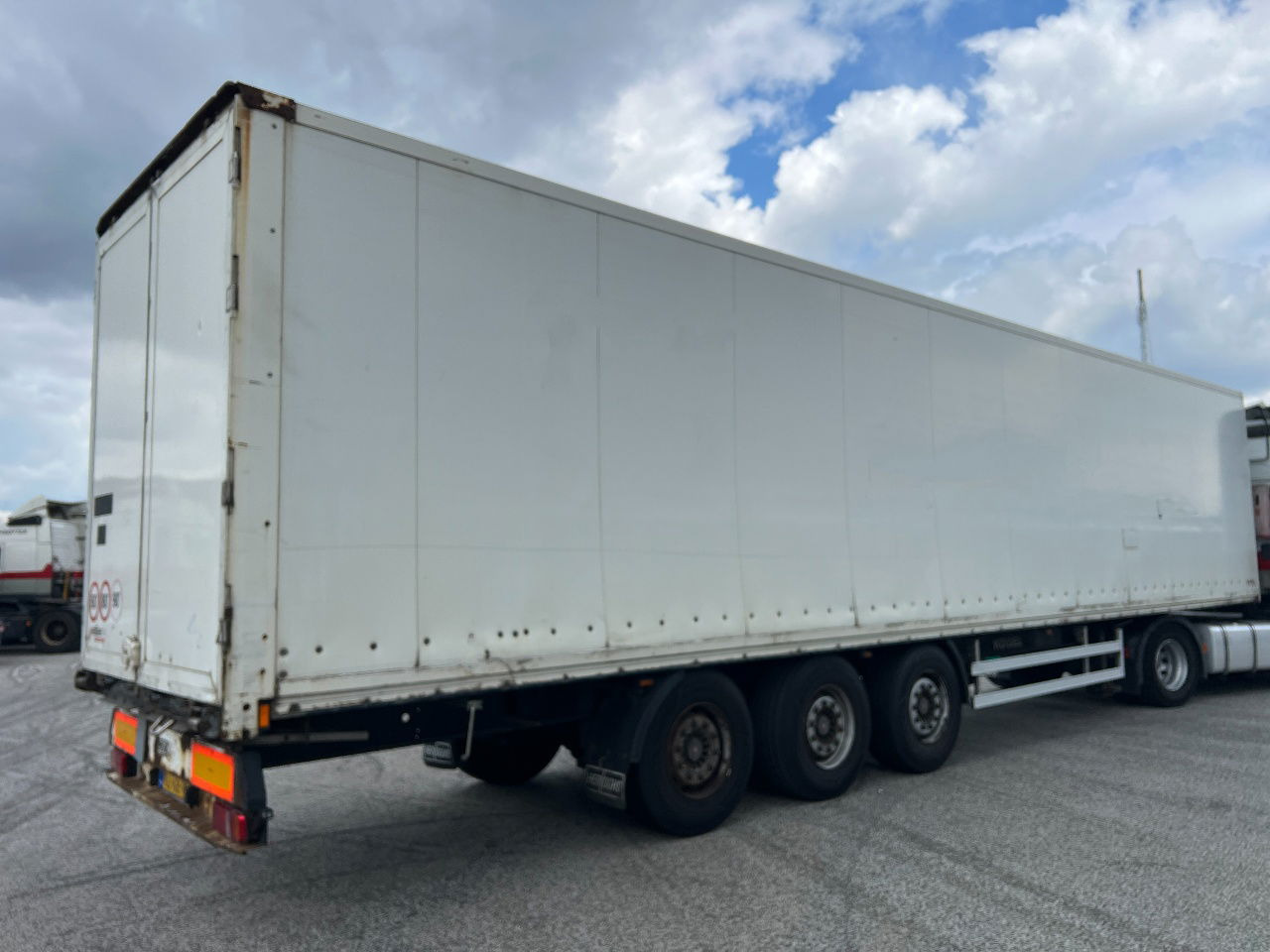 Kögel 2x lift axle, SAF disc - Félpótkocsi dobozos: 3 kép. Kögel 2x lift axle, SAF disc - Félpótkocsi dobozos: 3 kép.