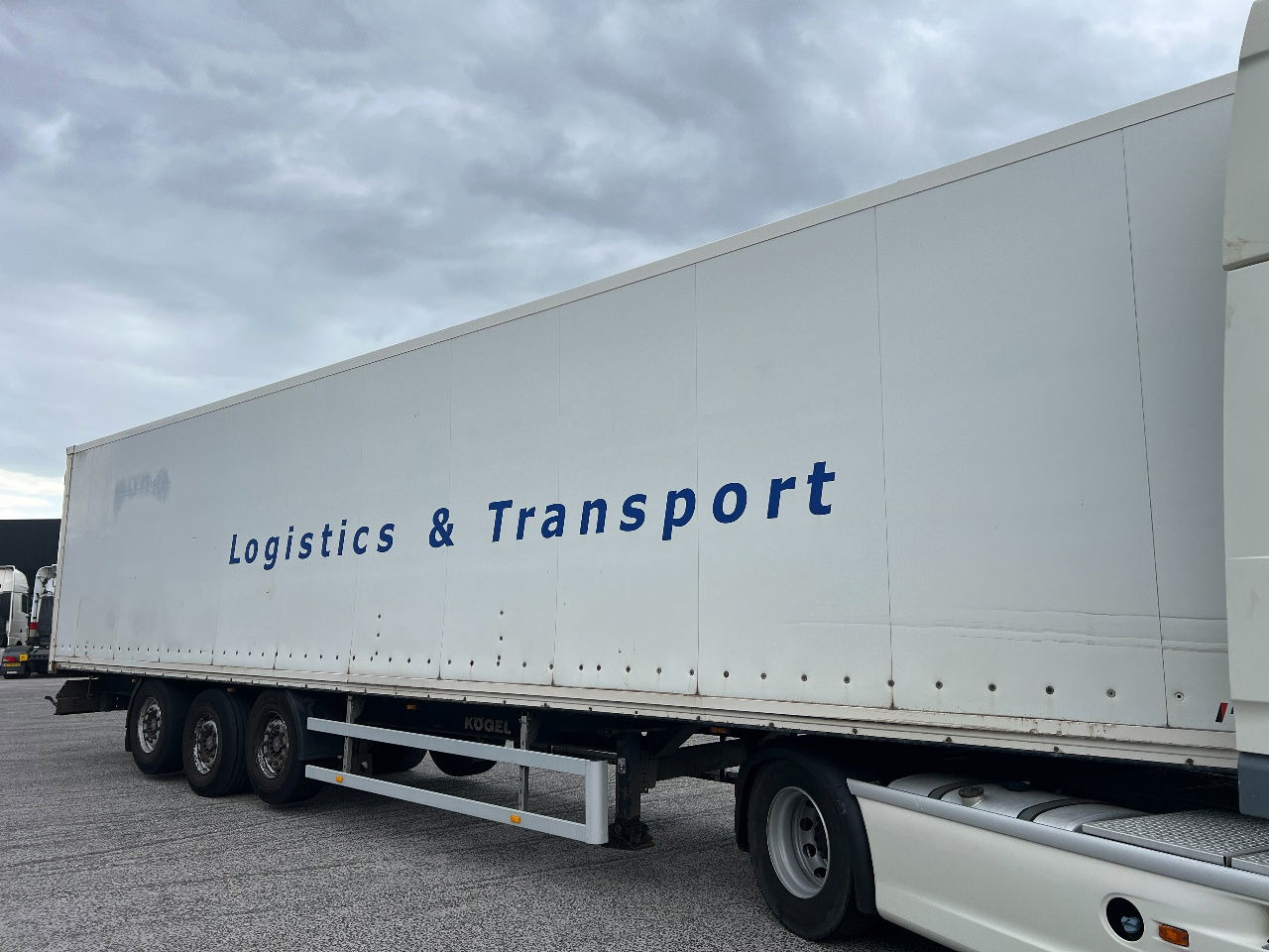 Kögel 2x lift axle, SAF disc - Félpótkocsi dobozos: 2 kép. Kögel 2x lift axle, SAF disc - Félpótkocsi dobozos: 2 kép.