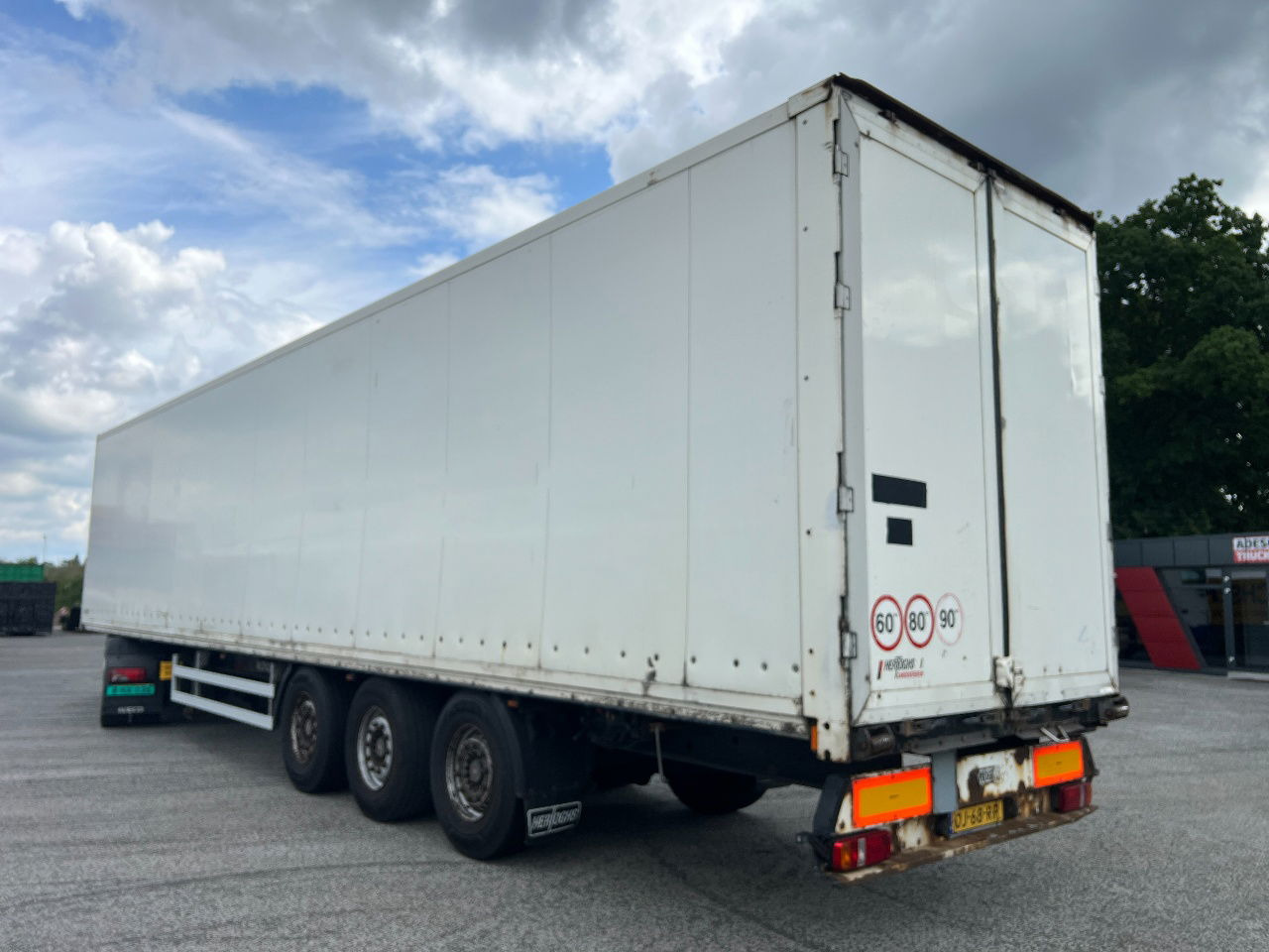 Kögel 2x lift axle, SAF disc - Félpótkocsi dobozos: 4 kép. Kögel 2x lift axle, SAF disc - Félpótkocsi dobozos: 4 kép.