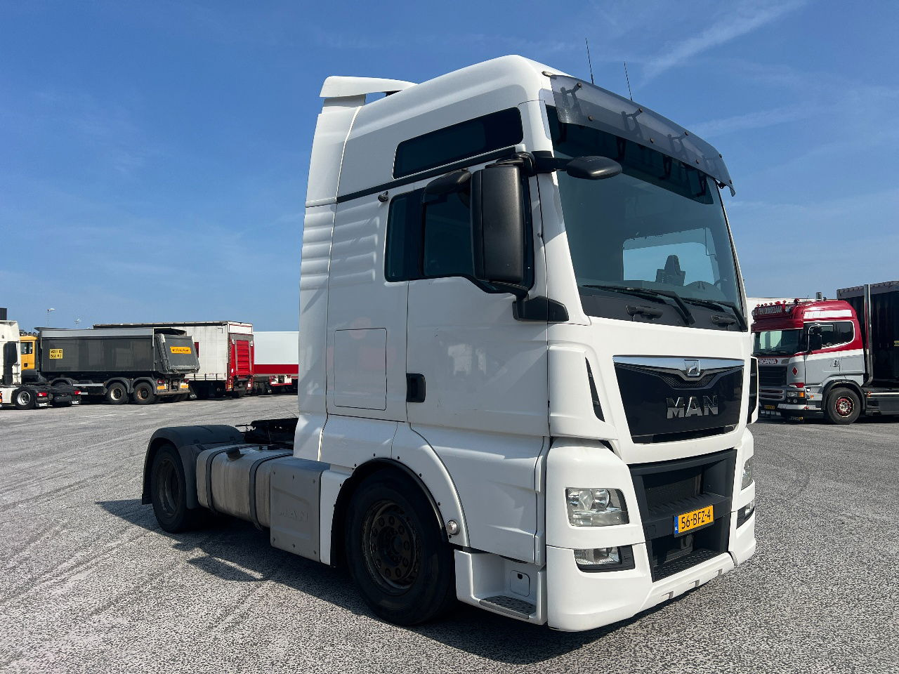 MAN TGX 18.440 XXL, LLS-U mega - Nyergesvontató: 2 kép. MAN TGX 18.440 XXL, LLS-U mega - Nyergesvontató: 2 kép.