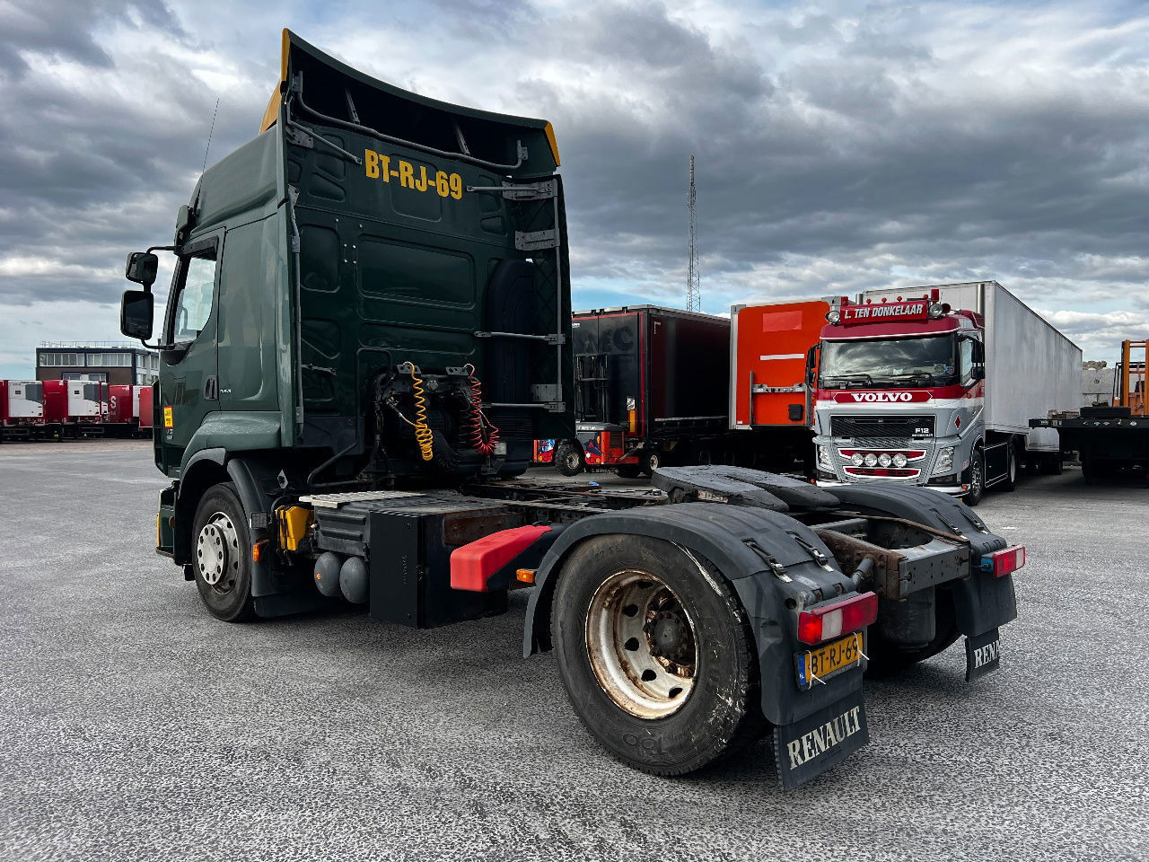 Renault Premium 410 Euro 5 - Nyergesvontató: 4 kép. Renault Premium 410 Euro 5 - Nyergesvontató: 4 kép.