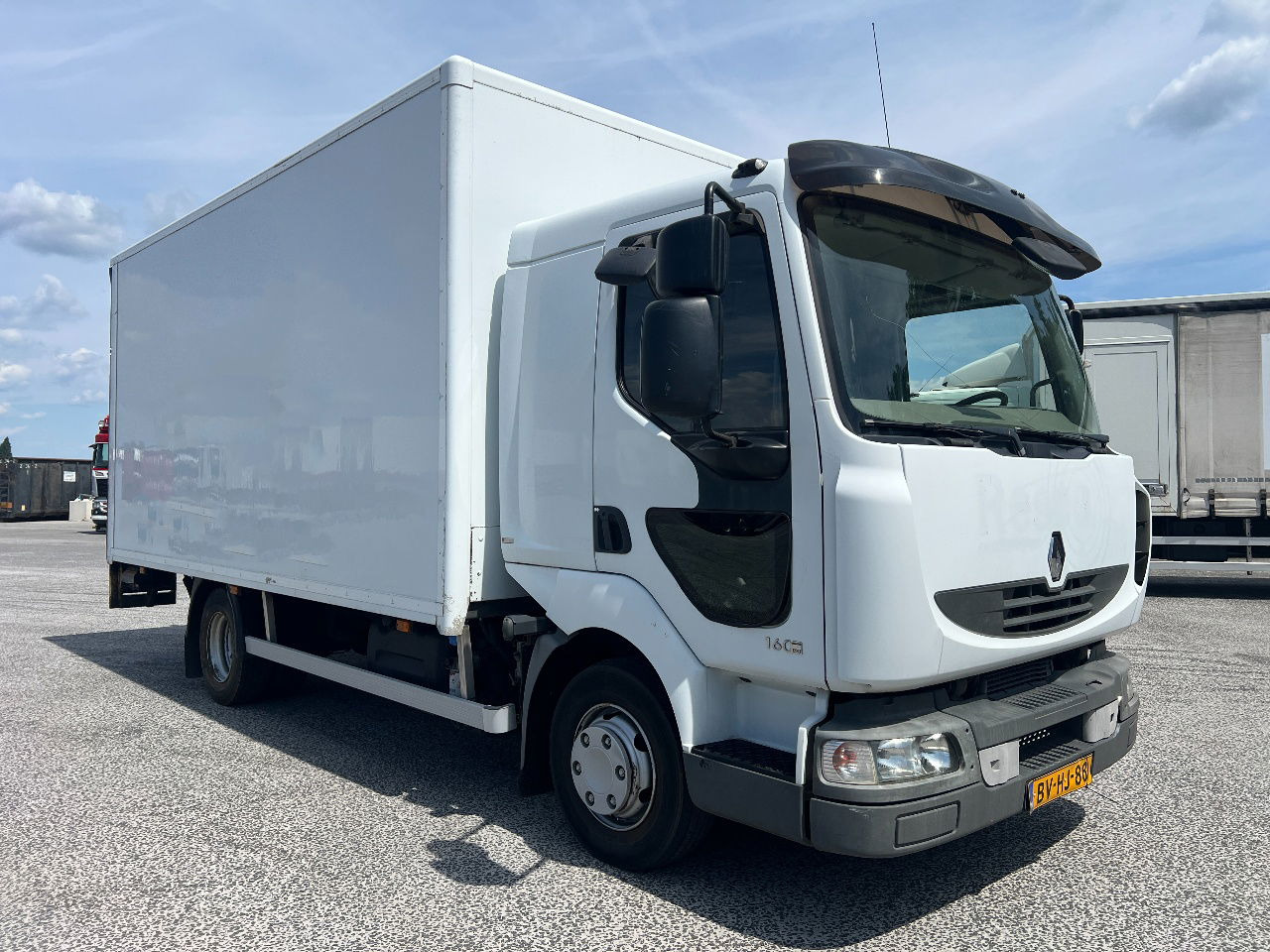Renault Midliner 160 Manual - Dobozos felépítményű teherautó: 2 kép. Renault Midliner 160 Manual - Dobozos felépítményű teherautó: 2 kép.