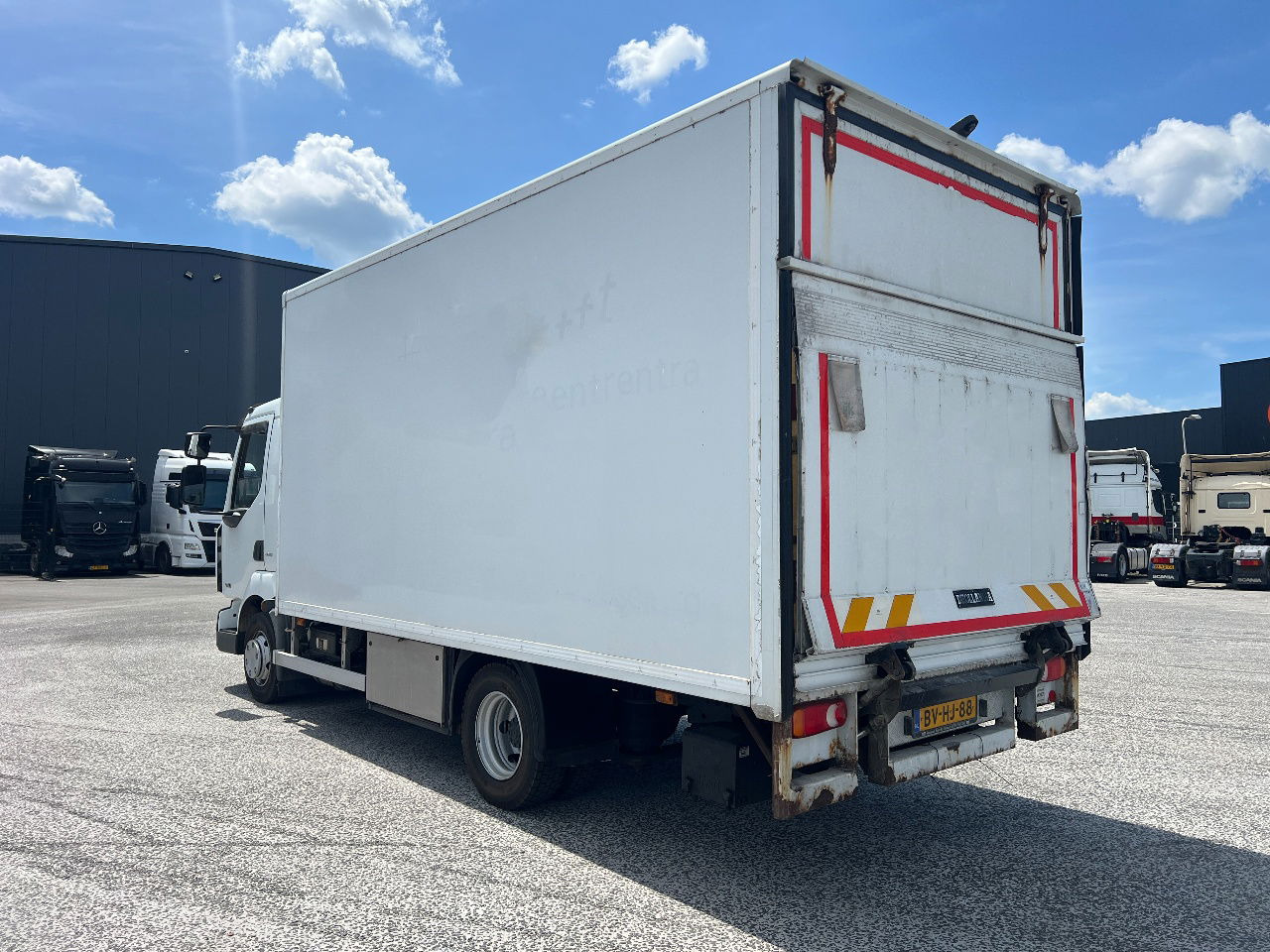 Renault Midliner 160 Manual - Dobozos felépítményű teherautó: 4 kép. Renault Midliner 160 Manual - Dobozos felépítményű teherautó: 4 kép.