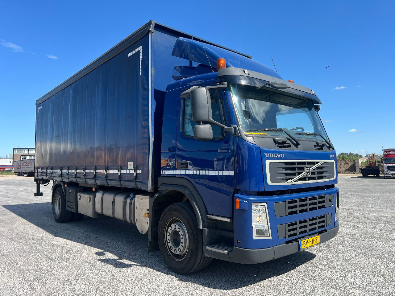 Volvo FM 9.300 Bordwanden, Euro 5 - Ponyvás teherautó: 2 kép. Volvo FM 9.300 Bordwanden, Euro 5 - Ponyvás teherautó: 2 kép.