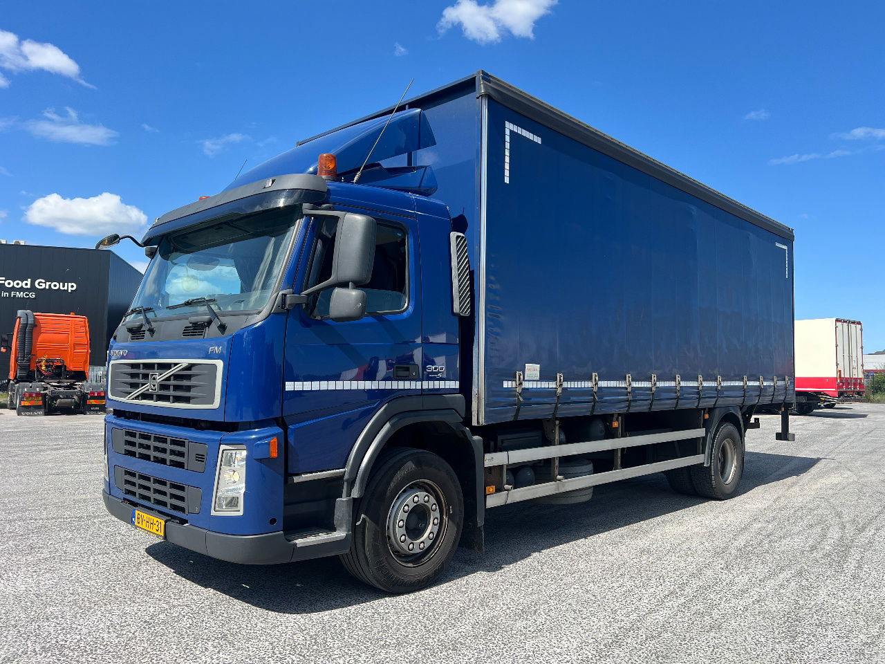 Volvo FM 9.300 Bordwanden, Euro 5 - Ponyvás teherautó: 1 kép. Volvo FM 9.300 Bordwanden, Euro 5 - Ponyvás teherautó: 1 kép.