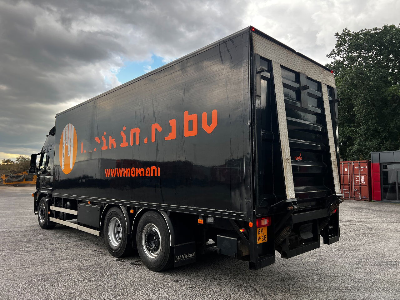 Volvo FM 9.300 Globe 6x2, Euro 5 - Dobozos felépítményű teherautó: 4 kép. Volvo FM 9.300 Globe 6x2, Euro 5 - Dobozos felépítményű teherautó: 4 kép.
