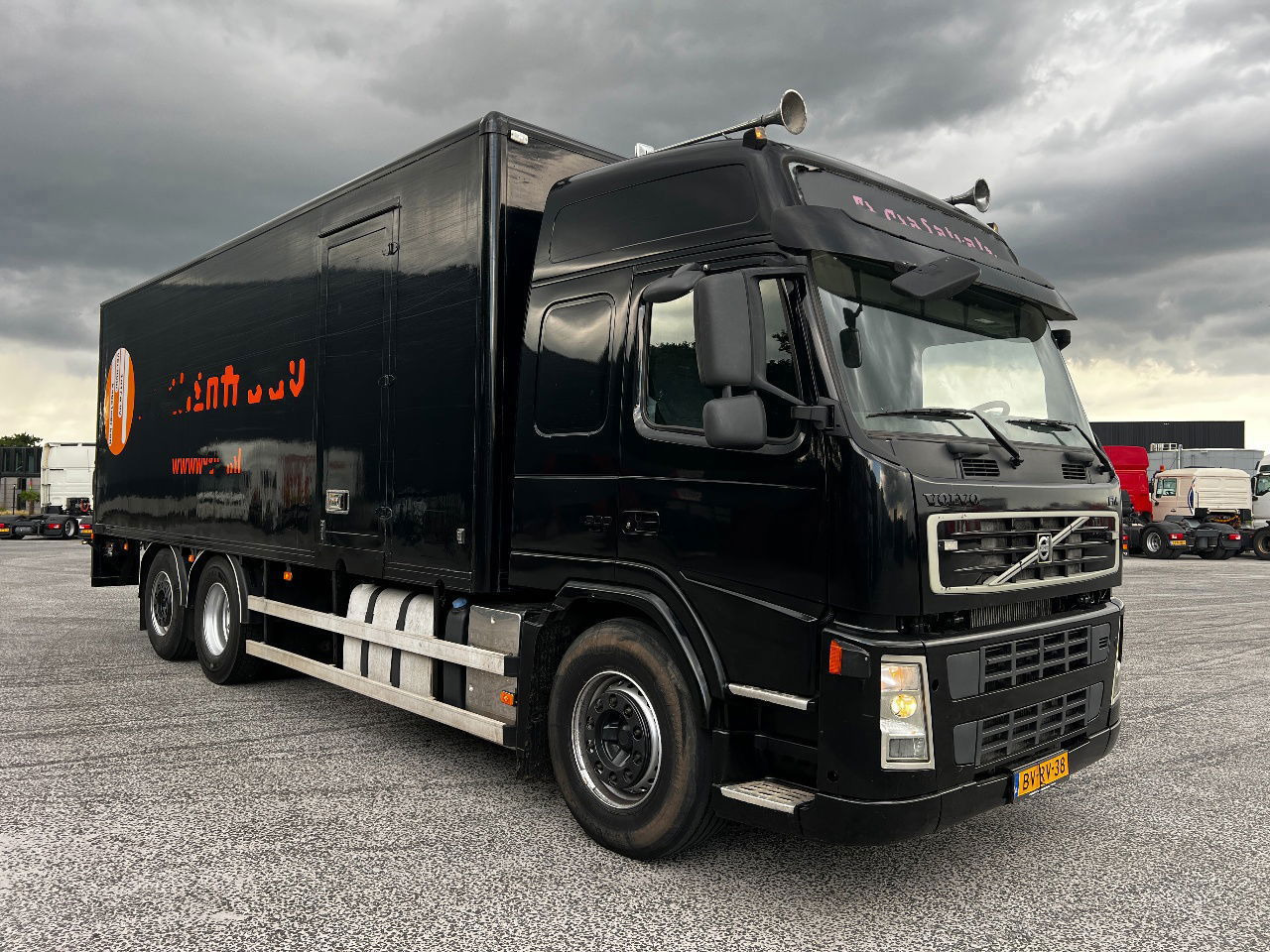 Volvo FM 9.300 Globe 6x2, Euro 5 - Dobozos felépítményű teherautó: 2 kép. Volvo FM 9.300 Globe 6x2, Euro 5 - Dobozos felépítményű teherautó: 2 kép.