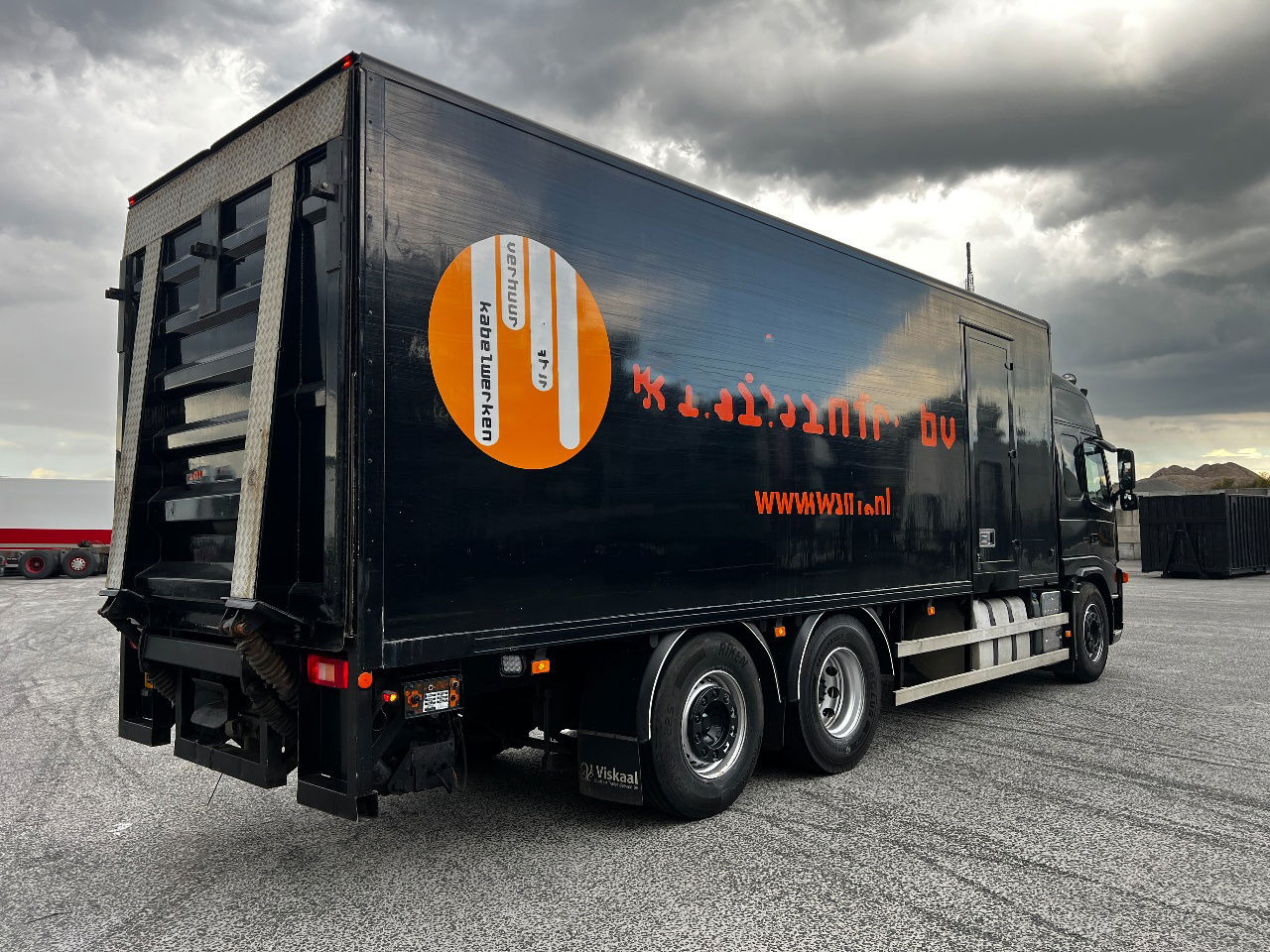 Volvo FM 9.300 Globe 6x2, Euro 5 - Dobozos felépítményű teherautó: 3 kép. Volvo FM 9.300 Globe 6x2, Euro 5 - Dobozos felépítményű teherautó: 3 kép.