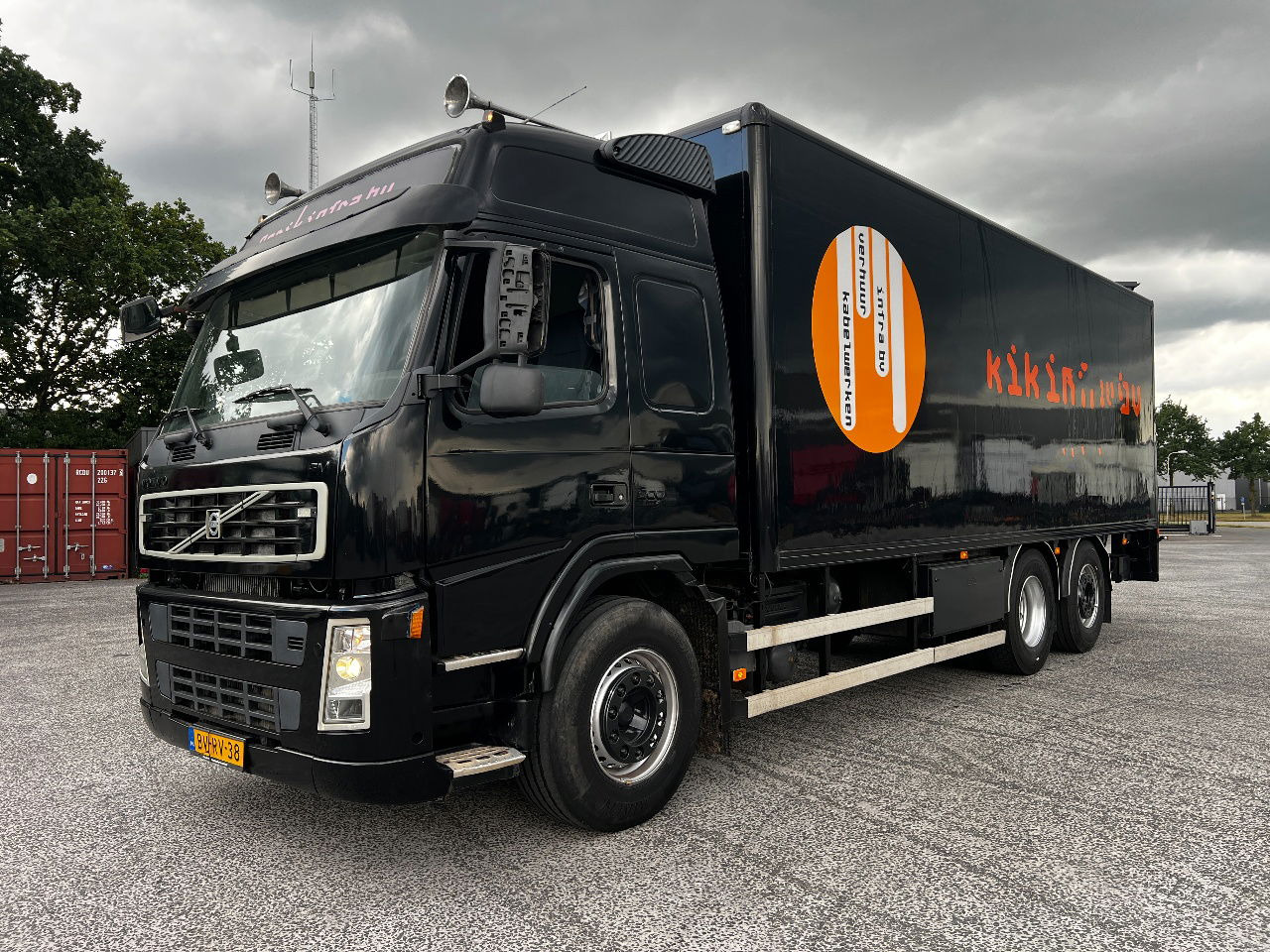 Volvo FM 9.300 Globe 6x2, Euro 5 - Dobozos felépítményű teherautó: 1 kép. Volvo FM 9.300 Globe 6x2, Euro 5 - Dobozos felépítményű teherautó: 1 kép.