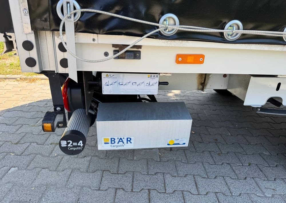 Ponyvás kisteherautó Renault Master: 10 kép.
