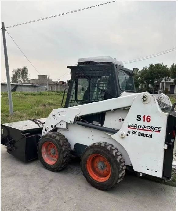 Bobcat S 16 - Mini homlokrakodó: 3 kép. Bobcat S 16 - Mini homlokrakodó: 3 kép.