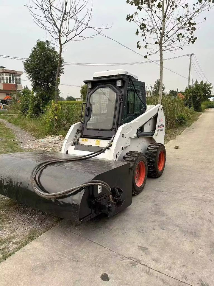 Bobcat S 16 - Mini homlokrakodó: 4 kép. Bobcat S 16 - Mini homlokrakodó: 4 kép.