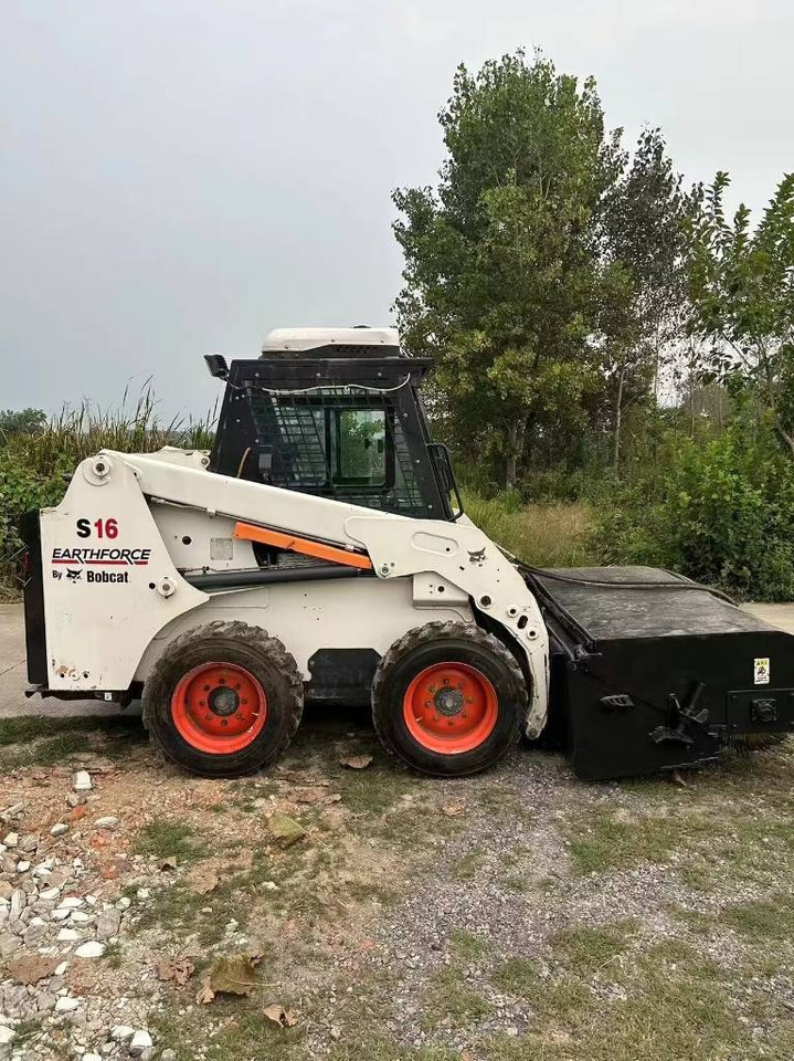 Bobcat S 16 - Mini homlokrakodó: 5 kép. Bobcat S 16 - Mini homlokrakodó: 5 kép.