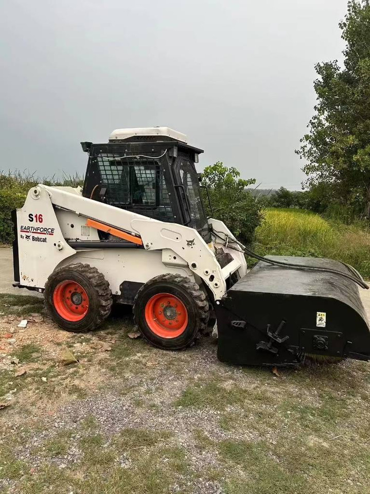 Bobcat S 16 - Mini homlokrakodó: 2 kép. Bobcat S 16 - Mini homlokrakodó: 2 kép.