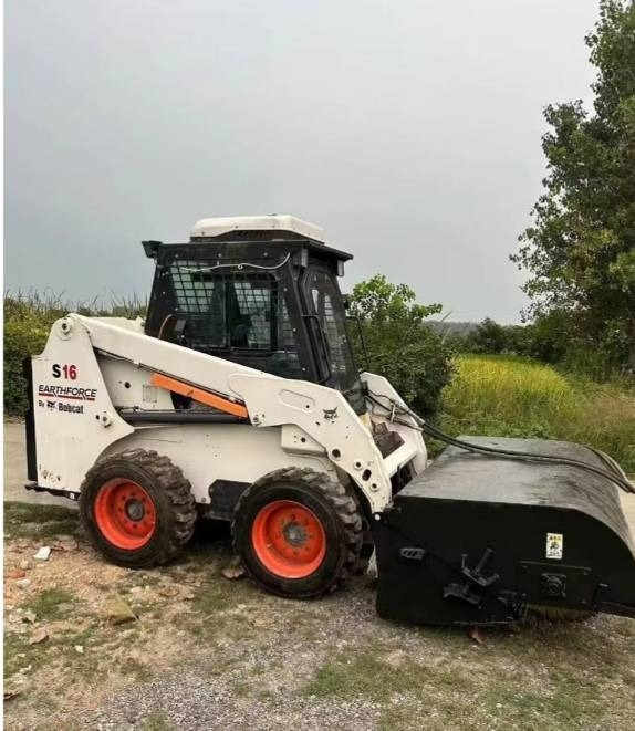 Bobcat S 16 - Mini homlokrakodó: 2 kép. Bobcat S 16 - Mini homlokrakodó: 2 kép.