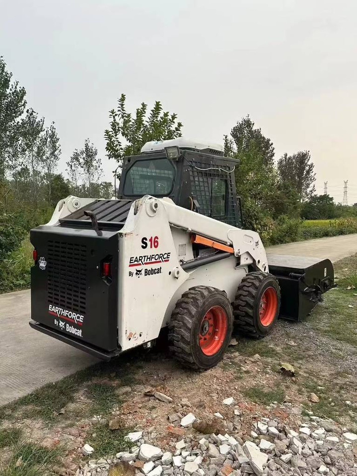 Bobcat S 16 - Mini homlokrakodó: 3 kép. Bobcat S 16 - Mini homlokrakodó: 3 kép.